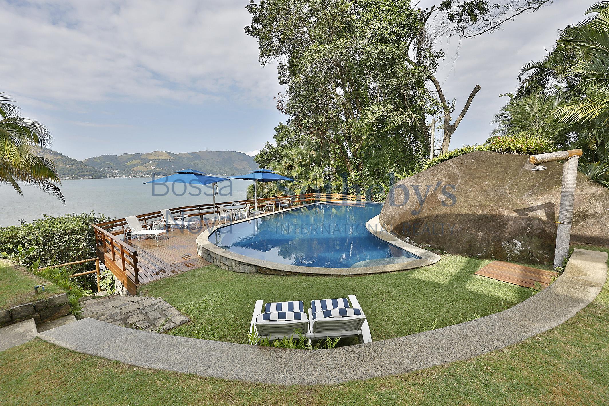 Casa pé na areia com duas praias privativas