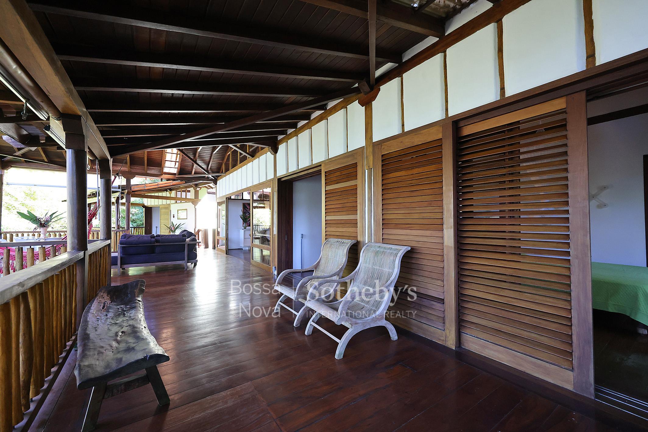 Casa em península com vista para o mar e infraestrutura sustentável