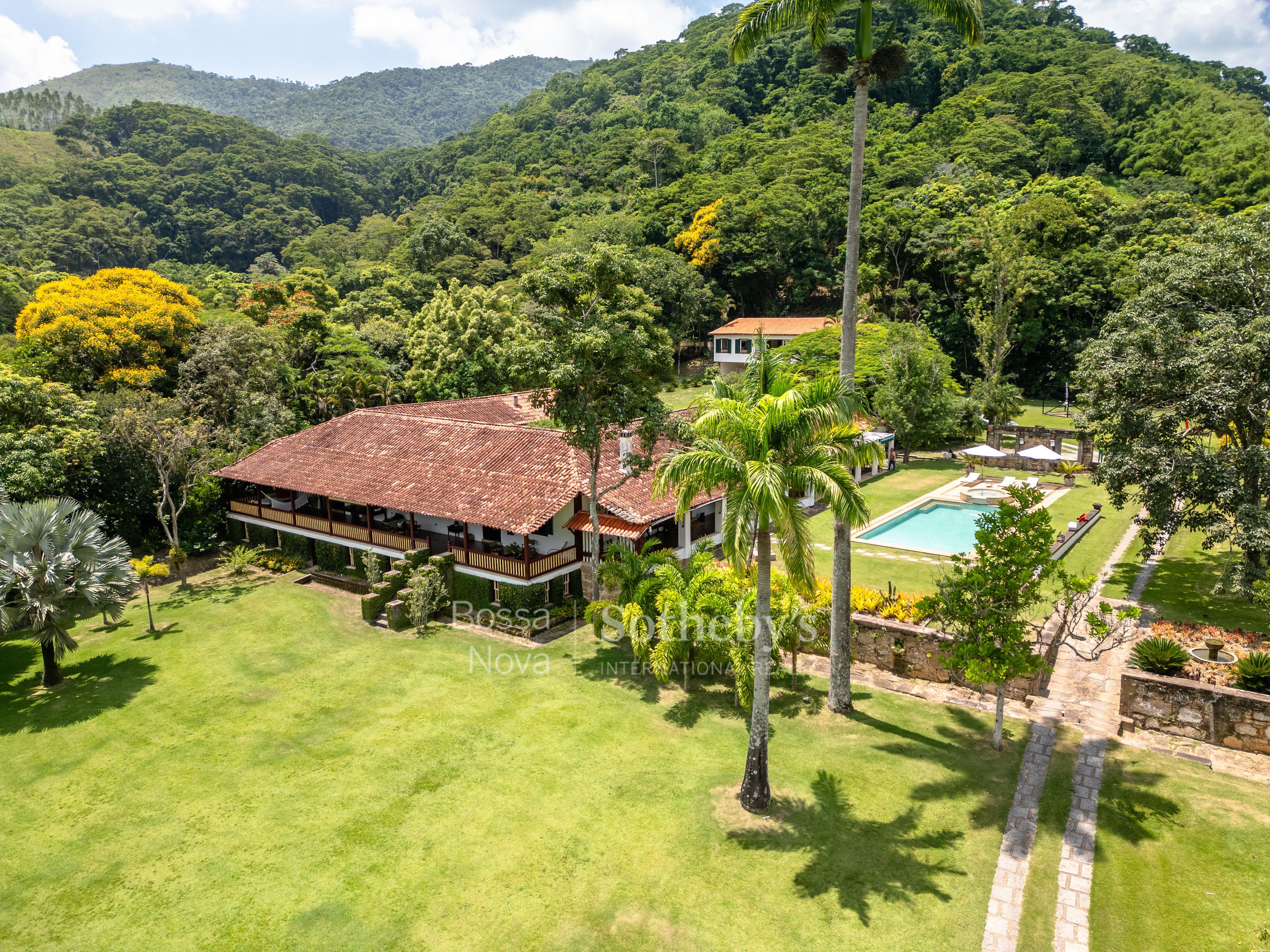Fazenda centenária reformada com mix de colonial e moderno