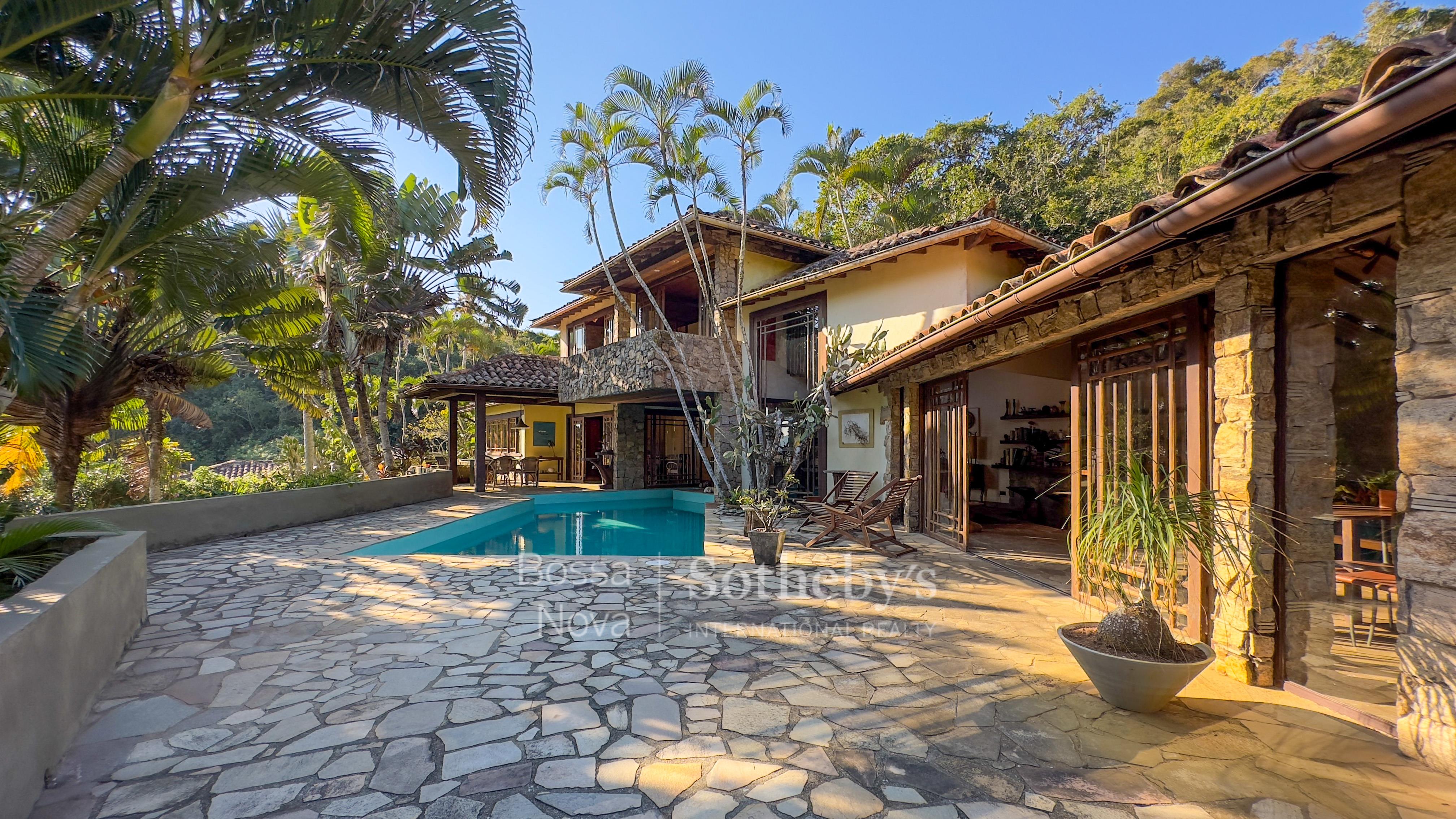 Magnífica casa rústica com vista para a praia da Ferradura e amplo jardim