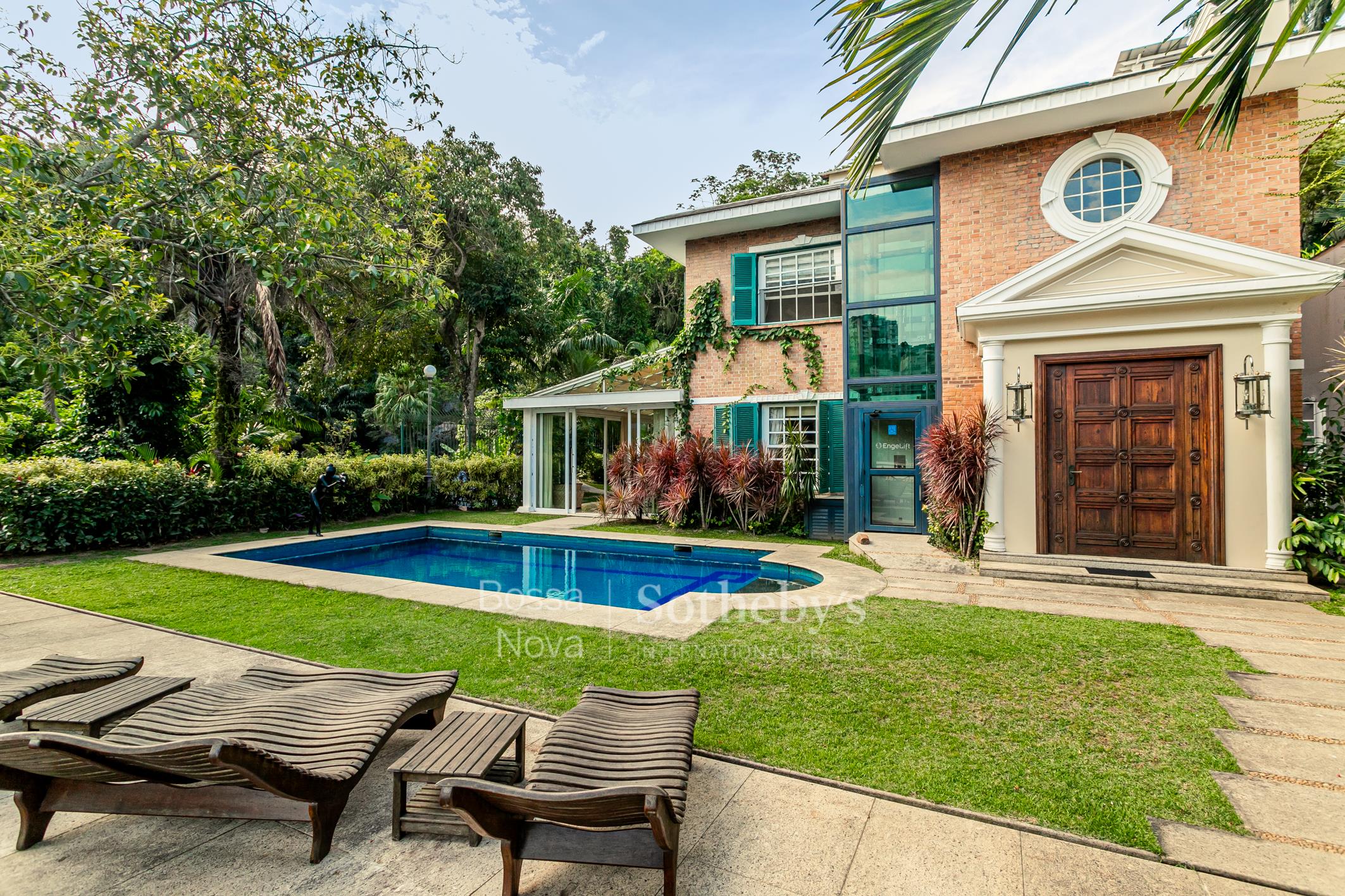 Casa atemporal com jardim de 360 graus e integração com a natureza