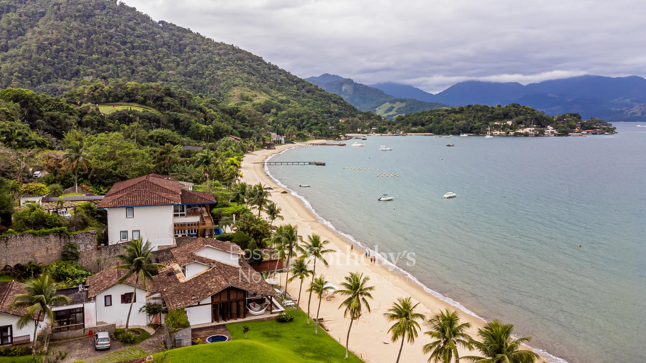 Exclusividade e integração com a natureza em uma propriedade com vista para o mar