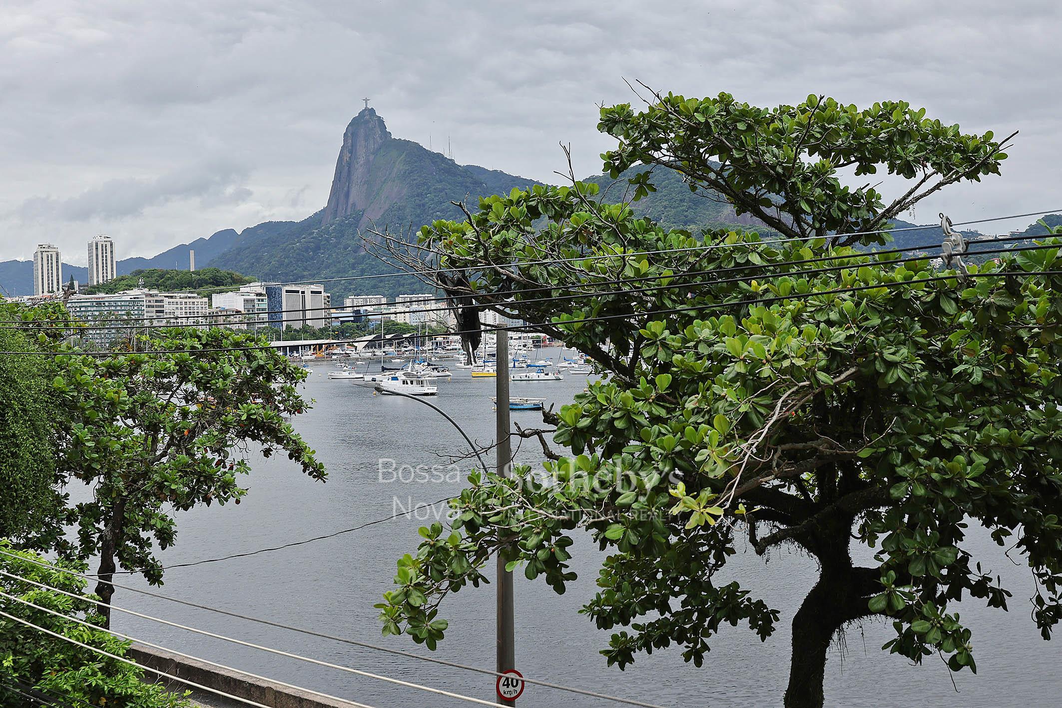 Casa com vista deslumbrante para a Baía da Guanabara e área externa com piscina