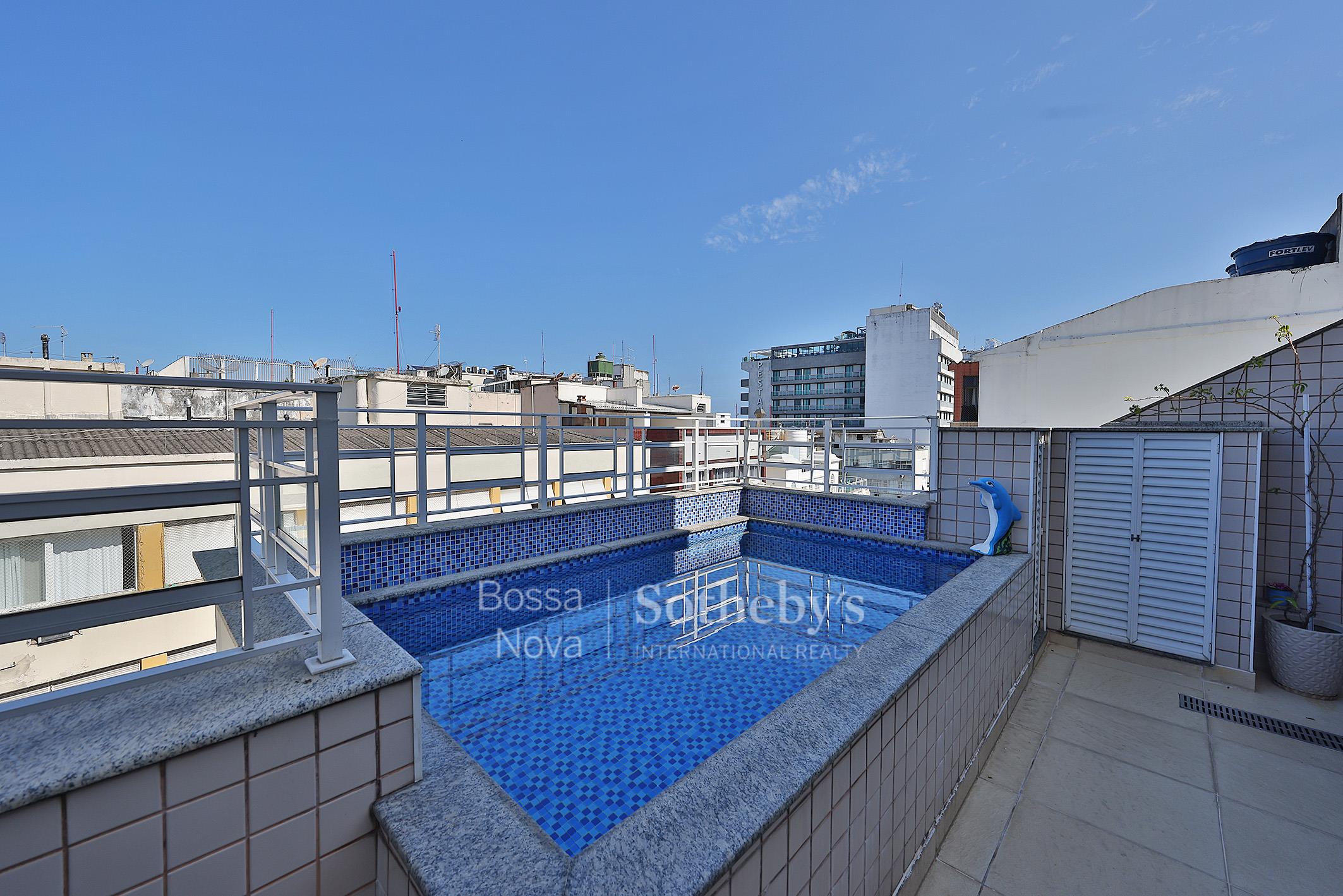 Residência reformada com terraço privativo e lazer exclusivo em Copacabana