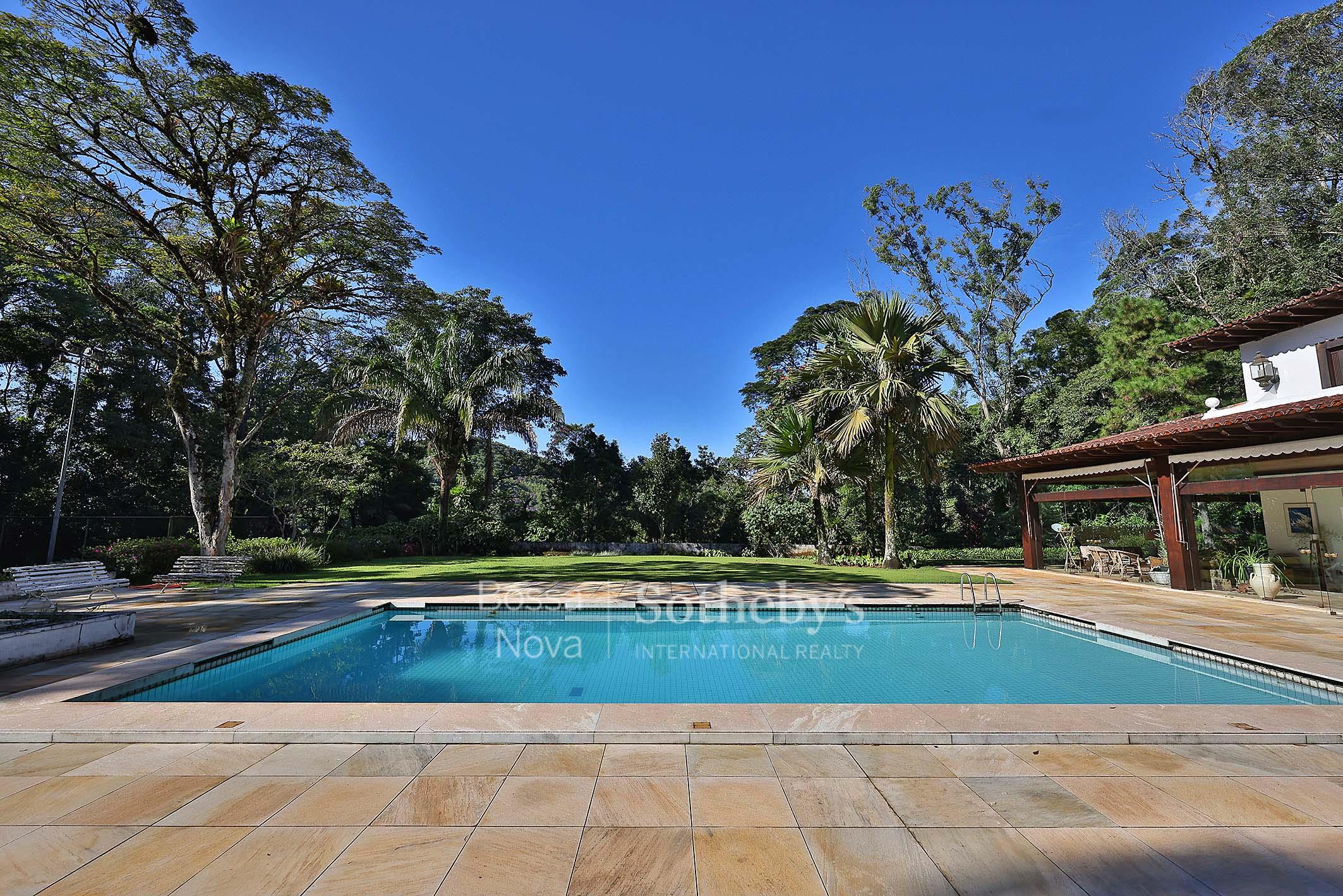 Residência clássica com jardim extenso e integração à natureza na serra de Petrópolis