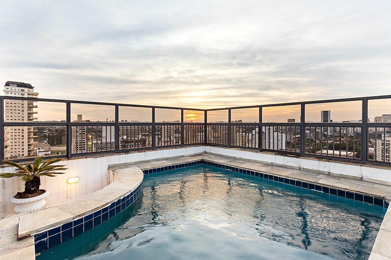 Cobertura completa no Jardim Europa, com piscina e vista eterna.