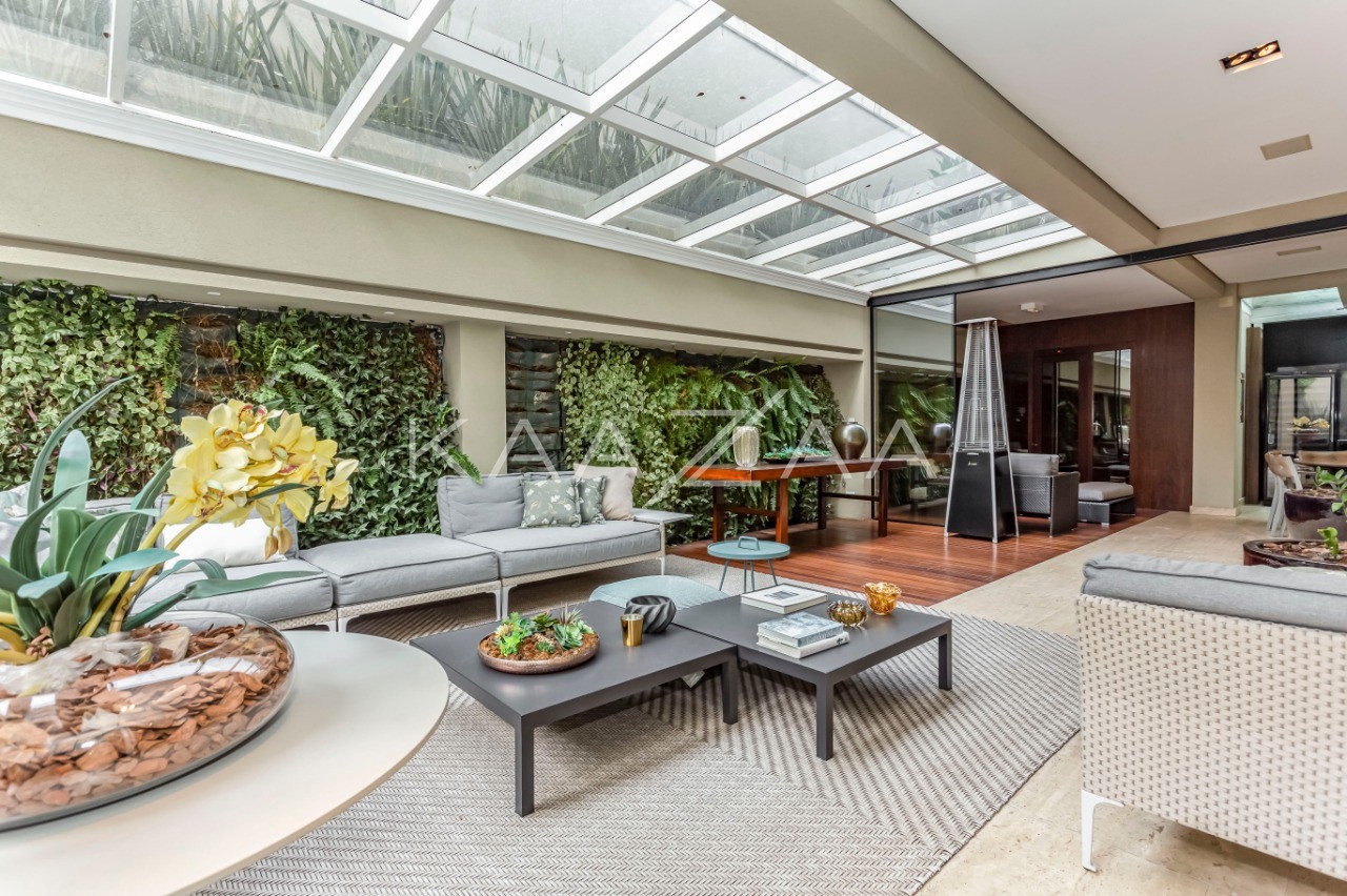 Arquitetura clássica, acabamentos modernos, lazer e descanso. Casa em frente ao Ibirapuera, no Jardim Luzitânia.