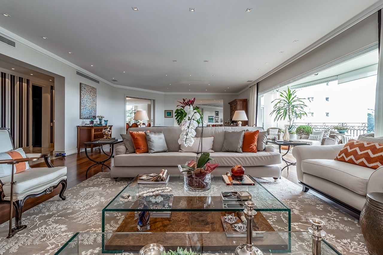 Ambientes suntuosos, planta ampla e vista panorâmica. Apartamento neoclássico no Jardim Guedala.