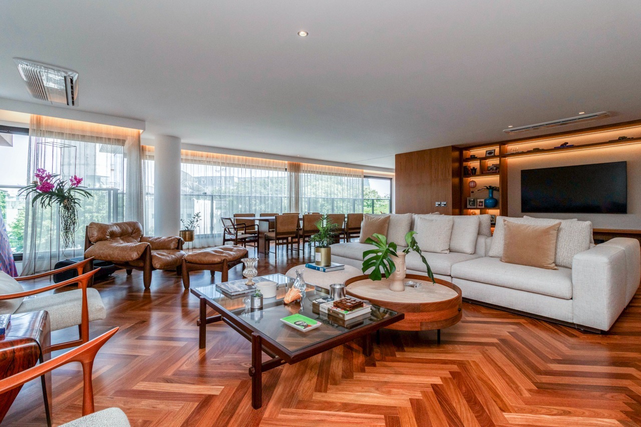 Muito vidro e luz natural com vista para as árvores. Apartamento no Jardim Guedala.