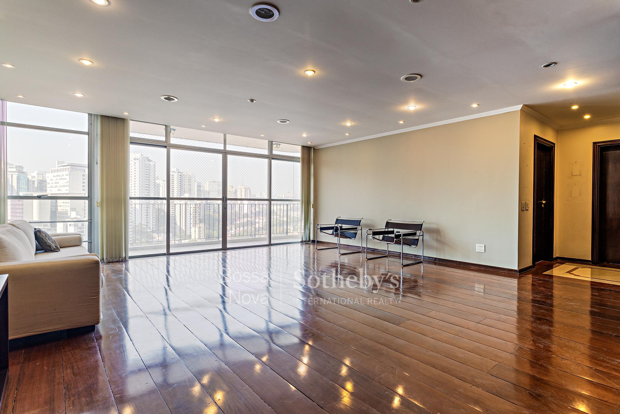 Apartamento com vista eterna para o Vale do Pacaembu em prédio imponente
