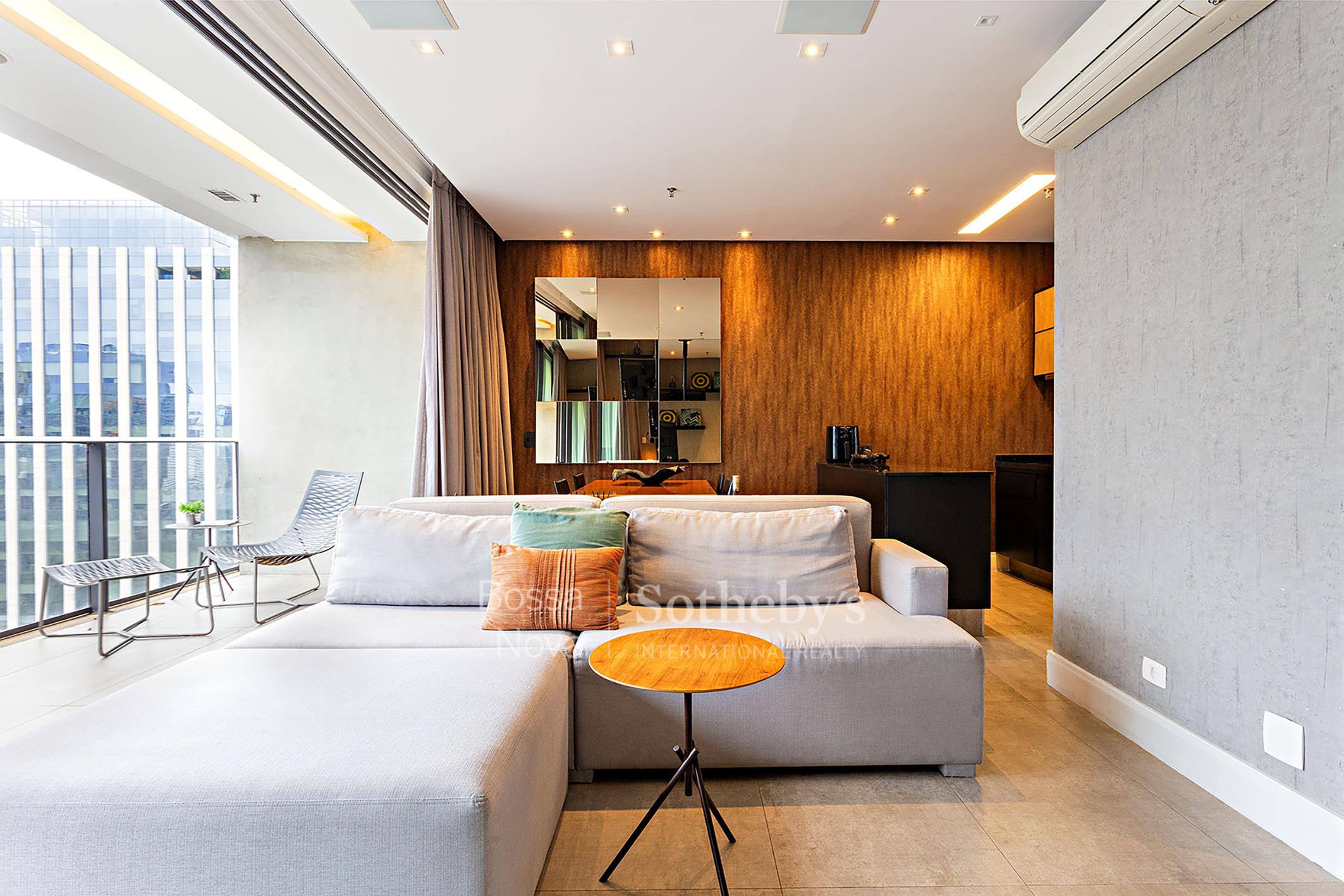 Apartamento mobiliado com ampla varanda e vista para o verde