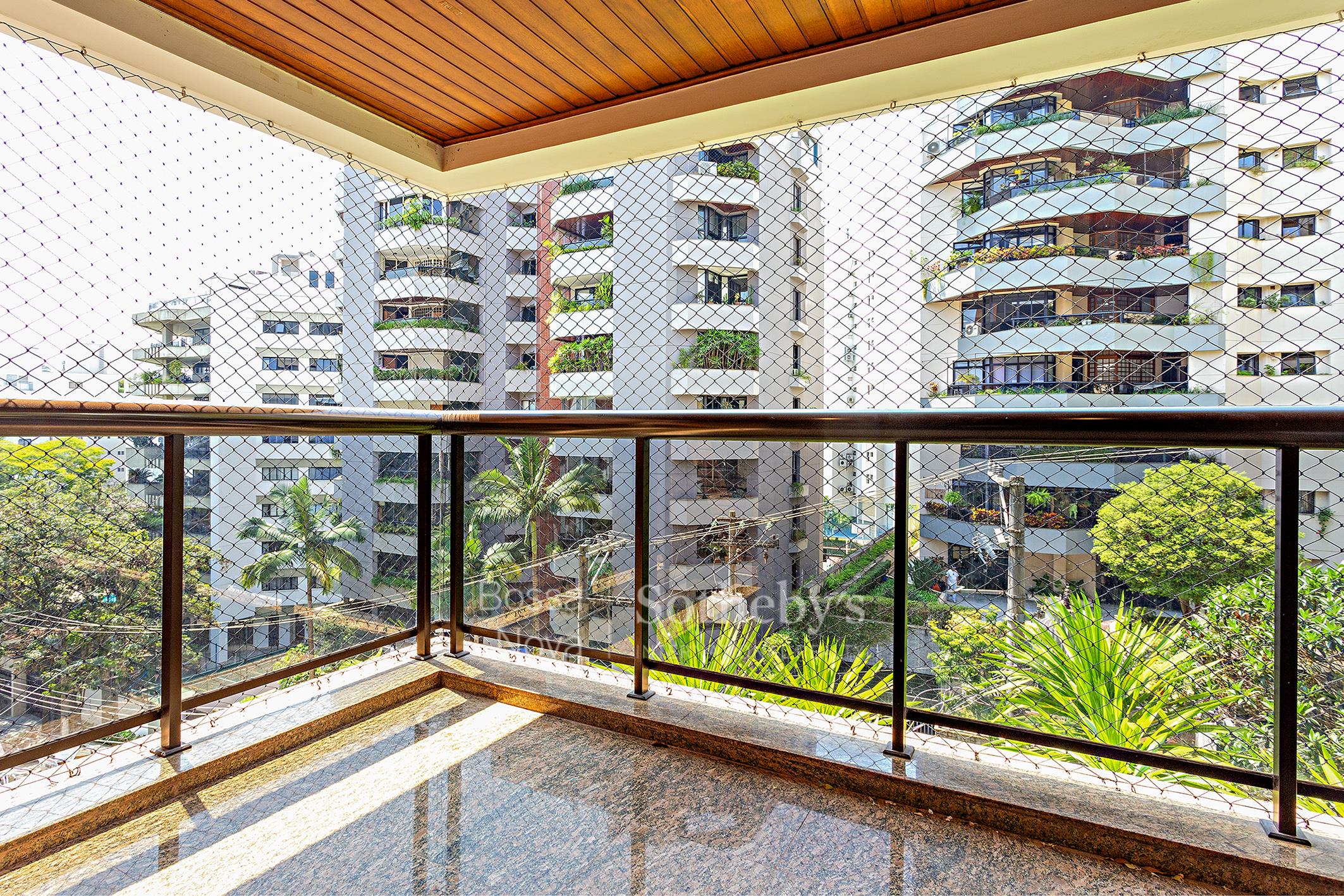 Apartamento reformado com varanda e lazer completo próximo à Ponte Estaiada