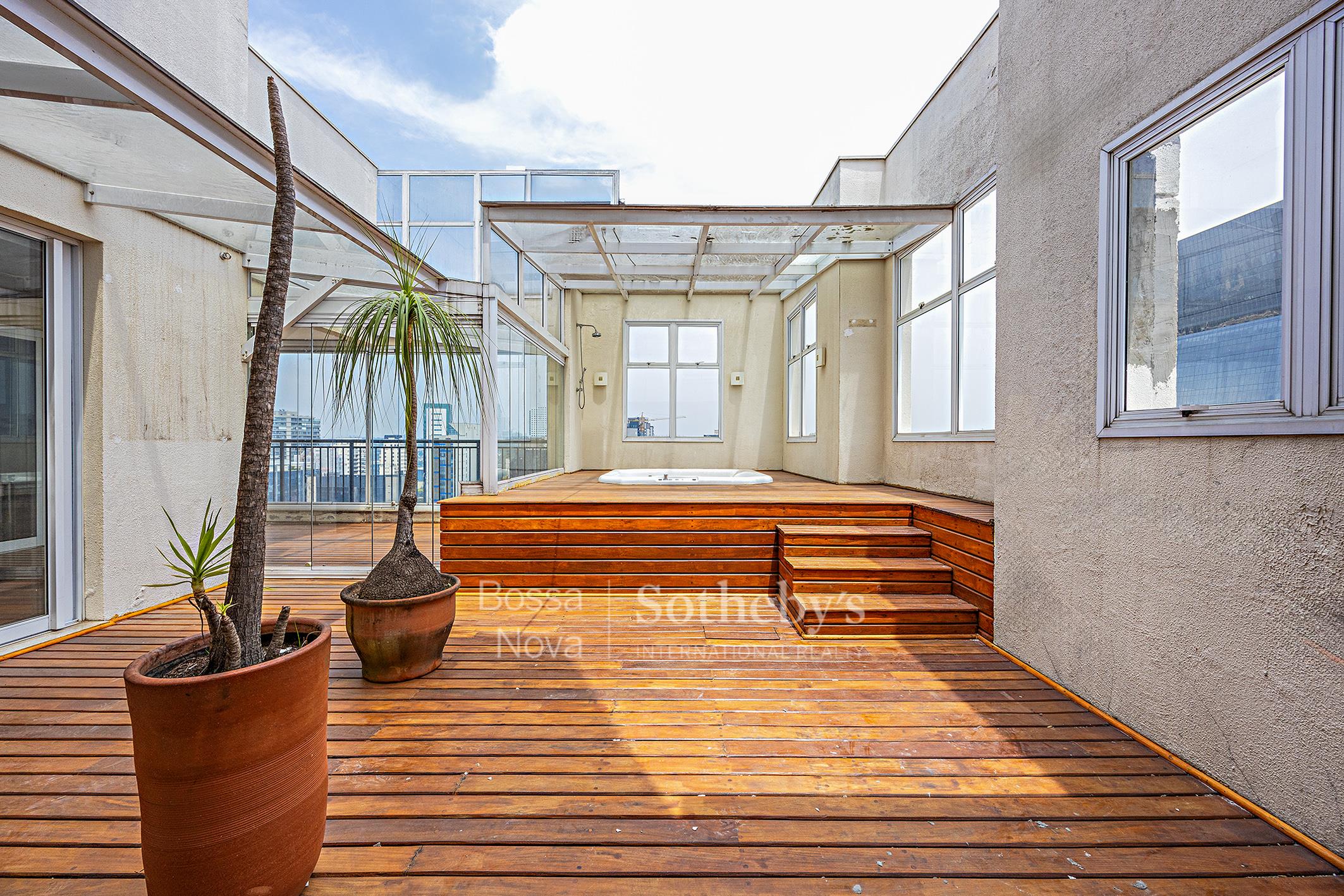 Cobertura estilo penthouse com terraço gourmet e hidromassagem