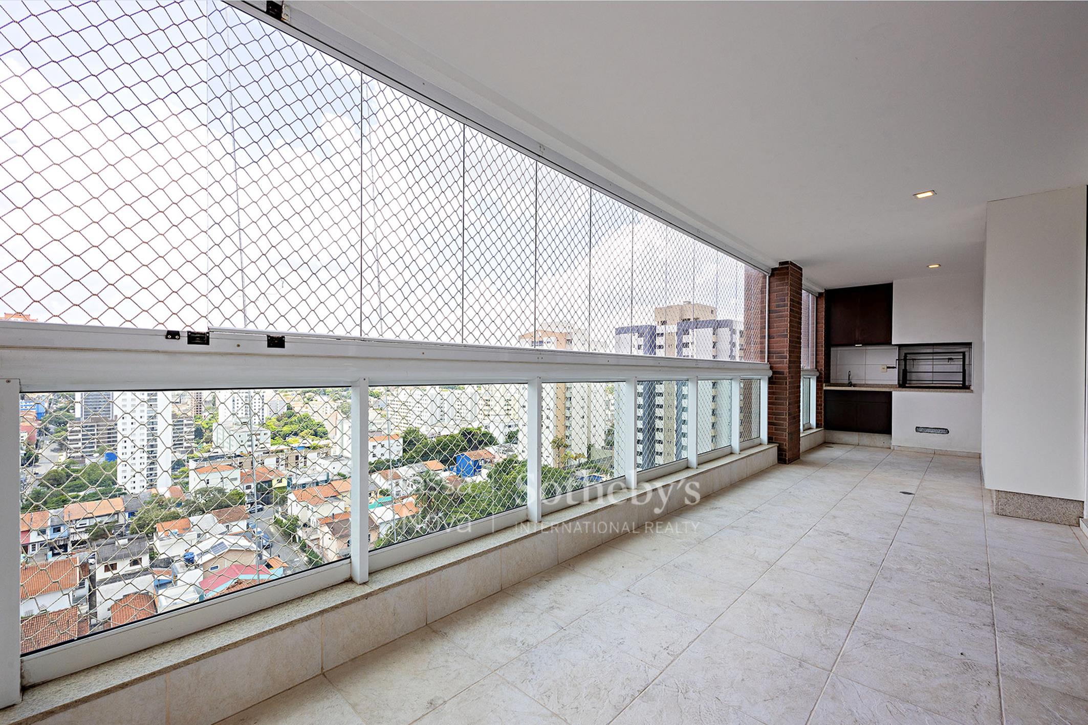 Apartamento reformado com hall privativo e lazer completo