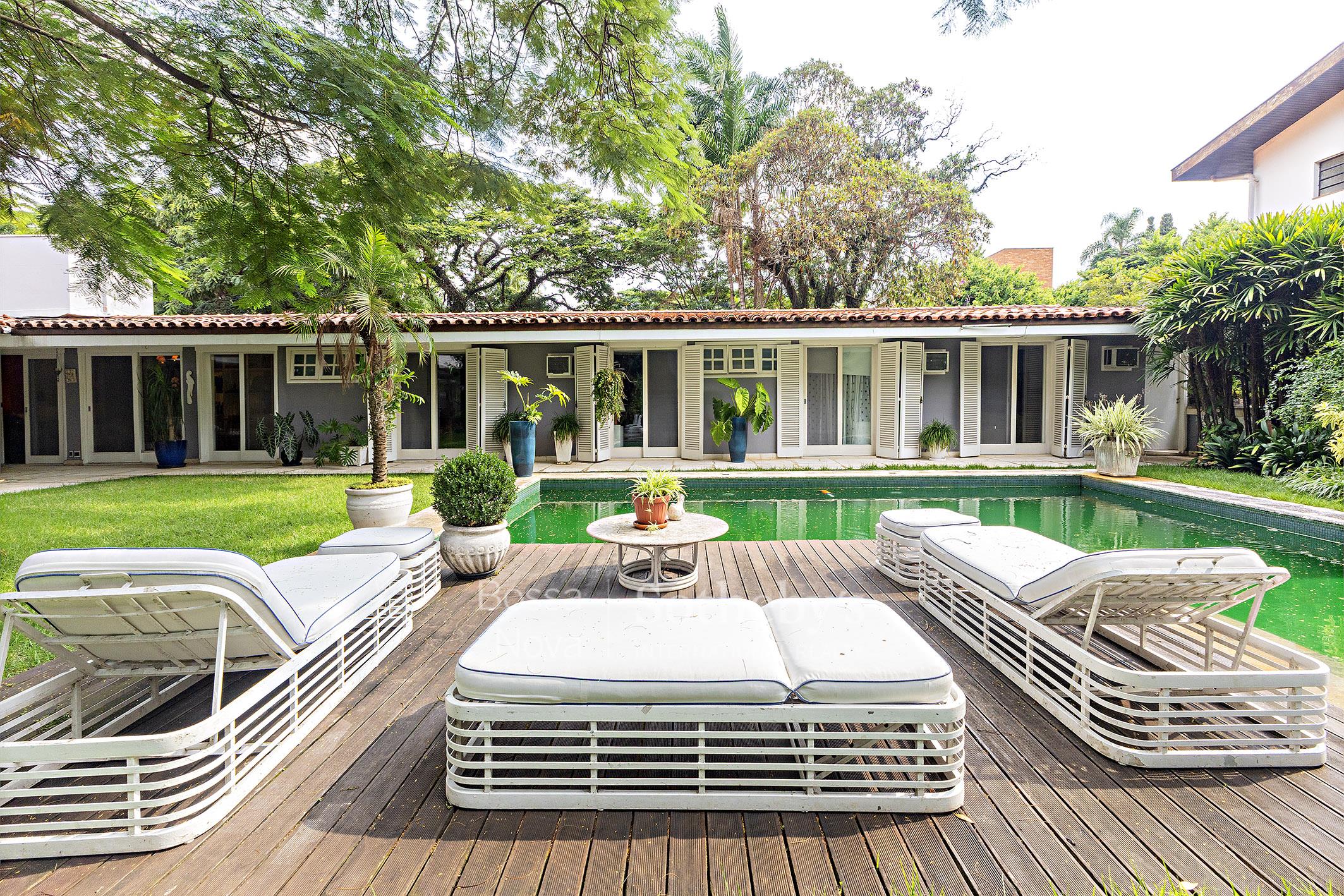 Arquitetura em L e jardim central em casa térrea contemporânea no Alto de Pinheiros