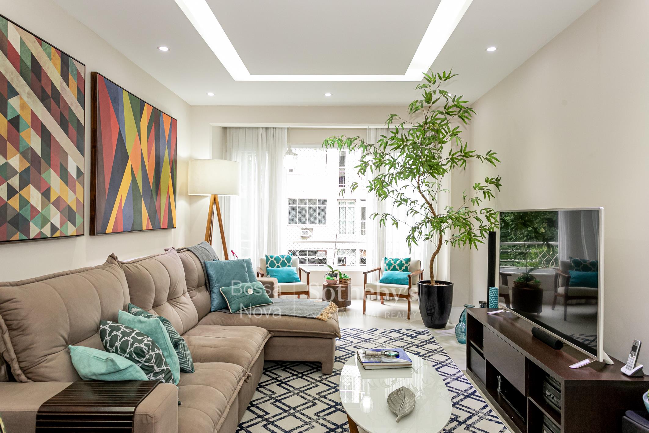 Apartamento reformado com acabamentos de alto padrão em rua tranquila de Copacabana