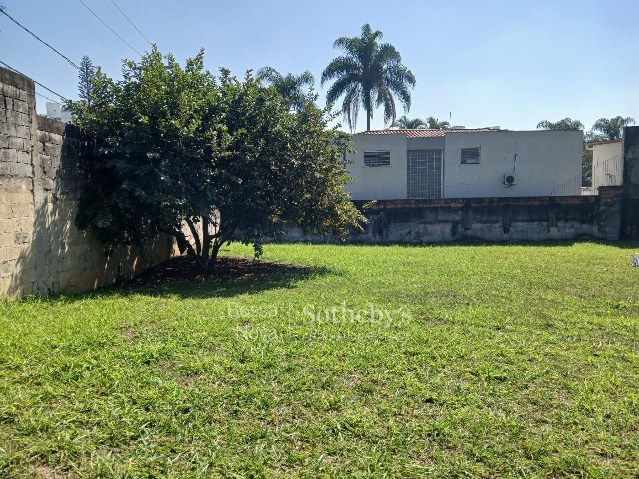 Terreno plano cercado por verde em localização privilegiada entre Perdizes e Pacaembu