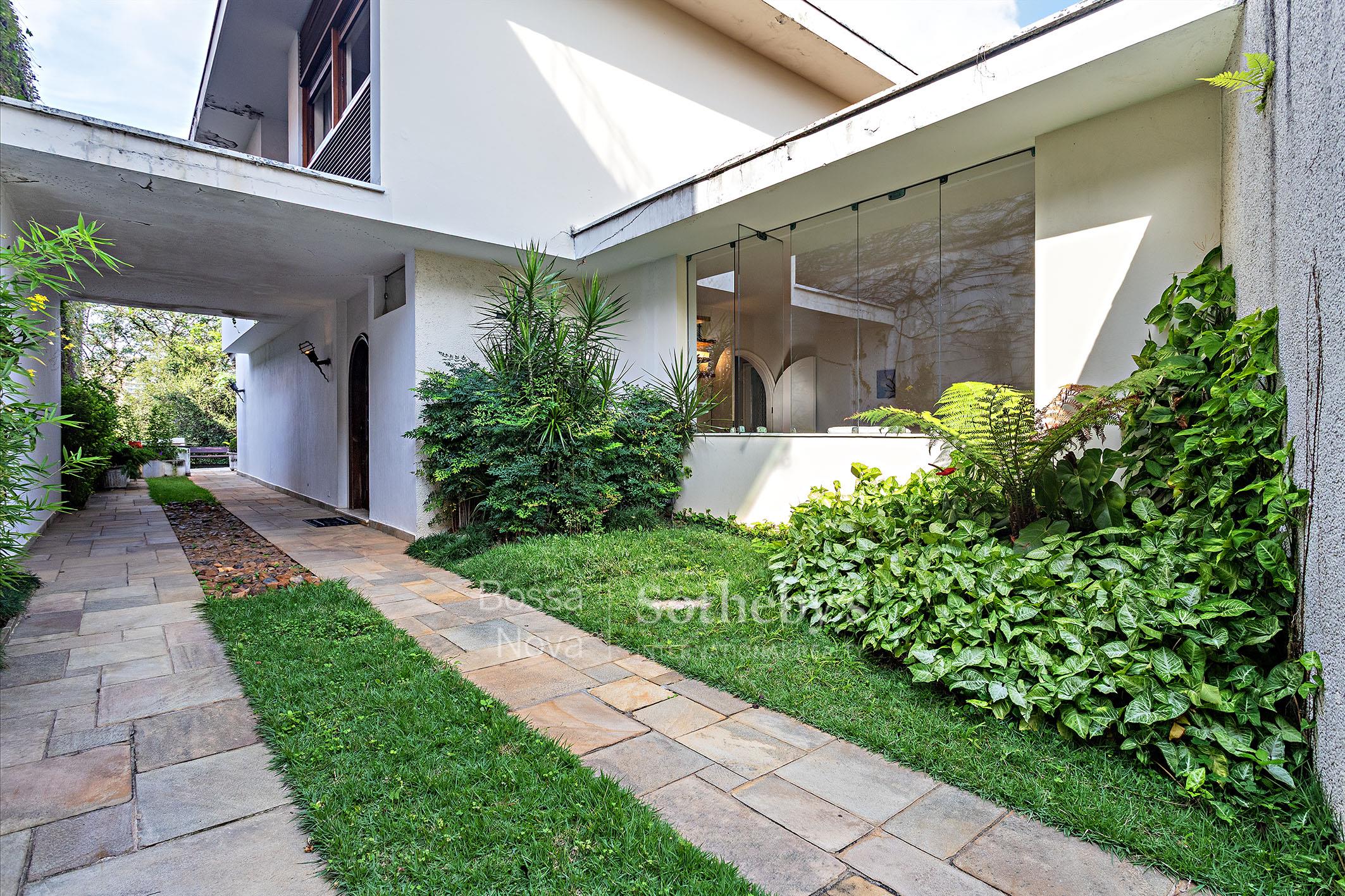 Vista aberta para o Pacaembu e planta generosa para personalização em endereço tradicional
