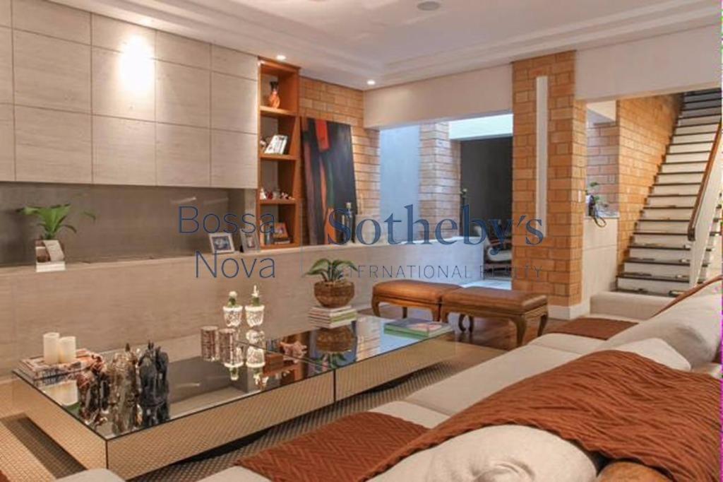 Casa reformada com terraço gourmet e piscina no Brooklin