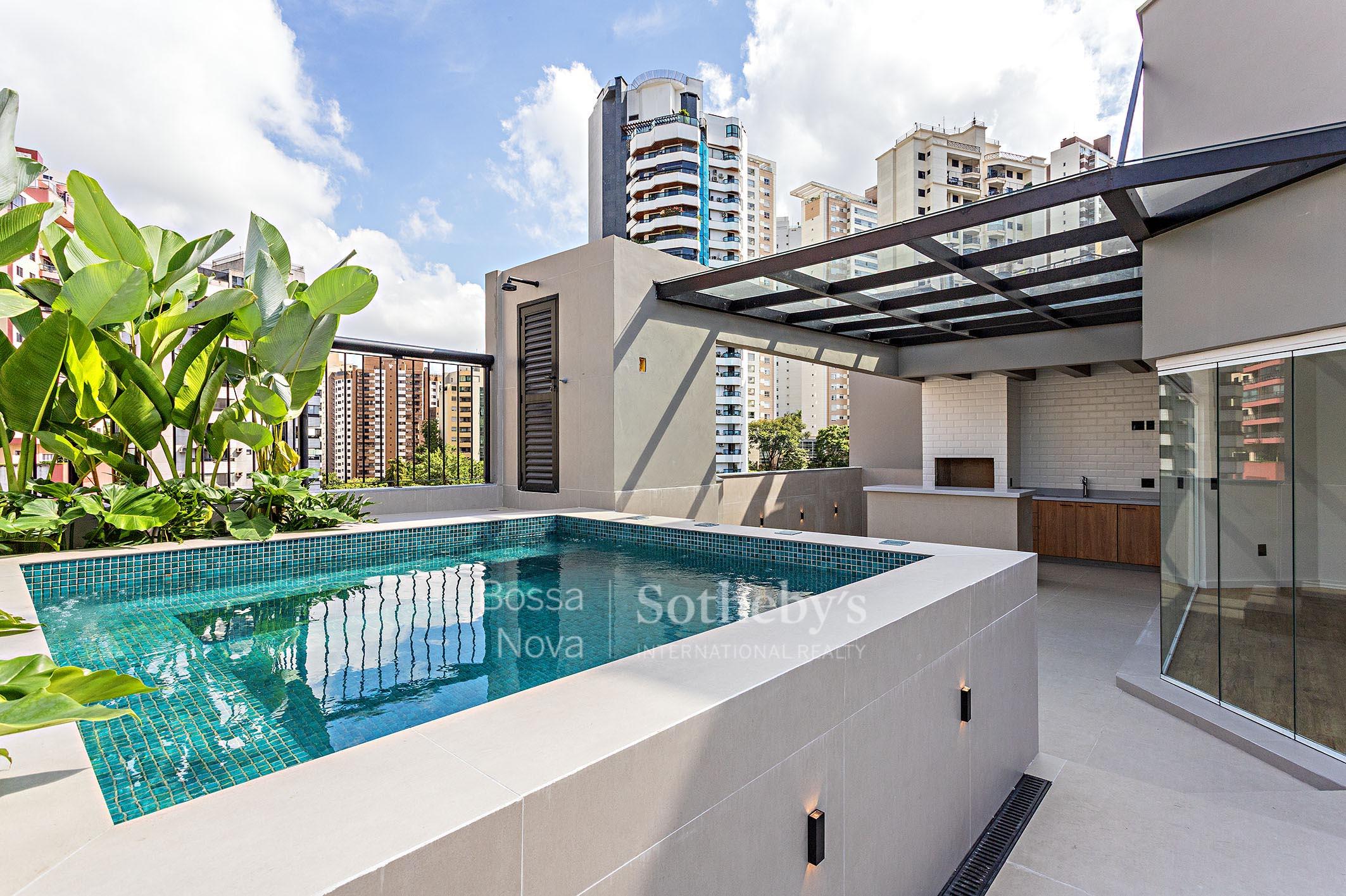 Apartamento reformado com terraço gourmet e piscina no Panamby