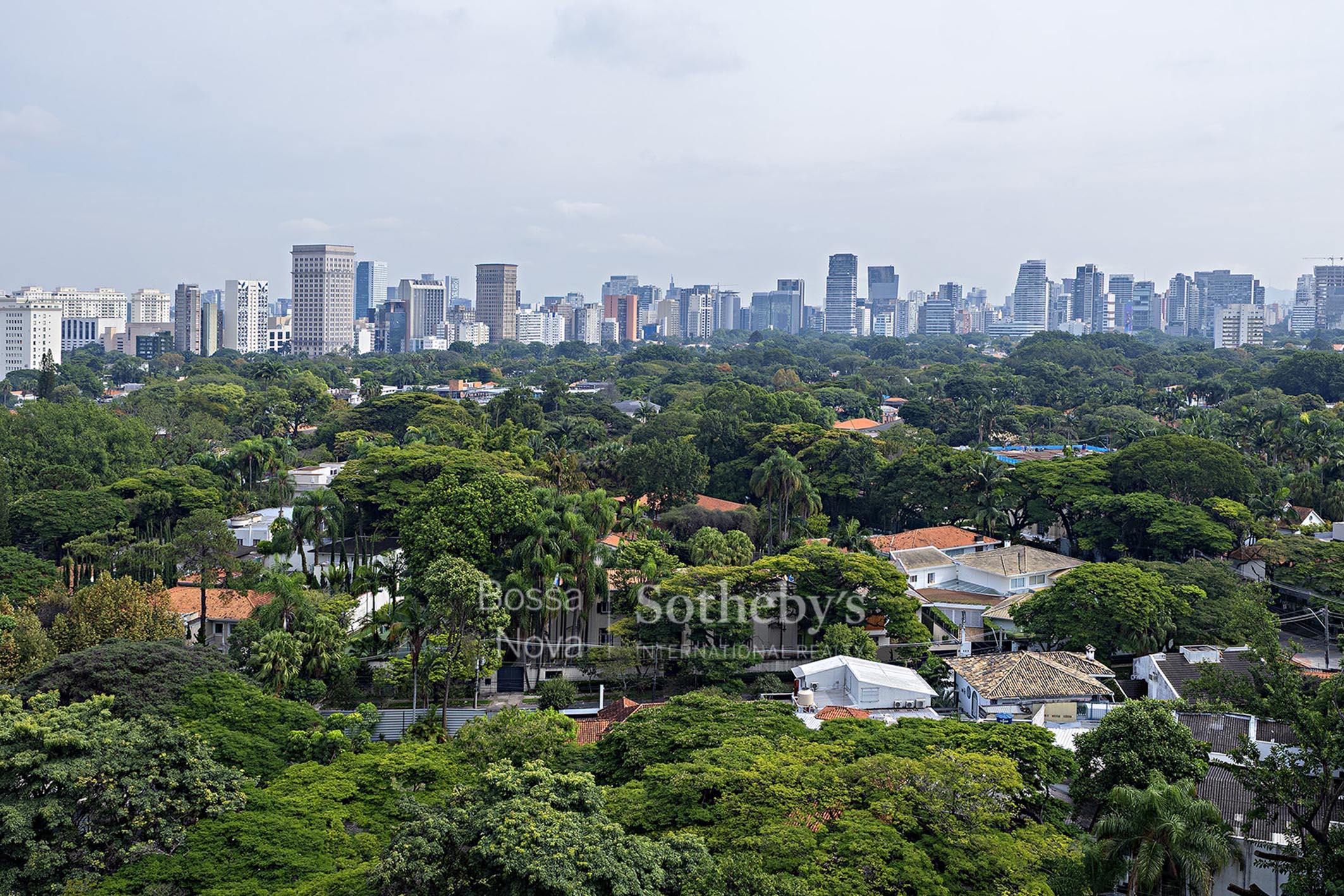 Apartamento com vista e amplo living em rua tranquila no Itaim