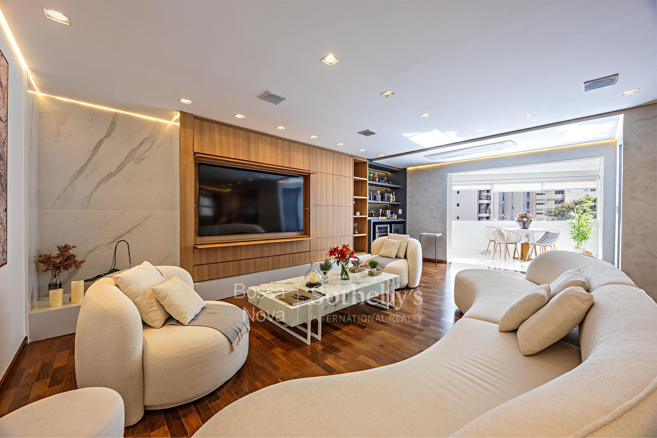 Apartamento com varanda e planta funcional próximo ao Parque Ibirapuera, em Moema