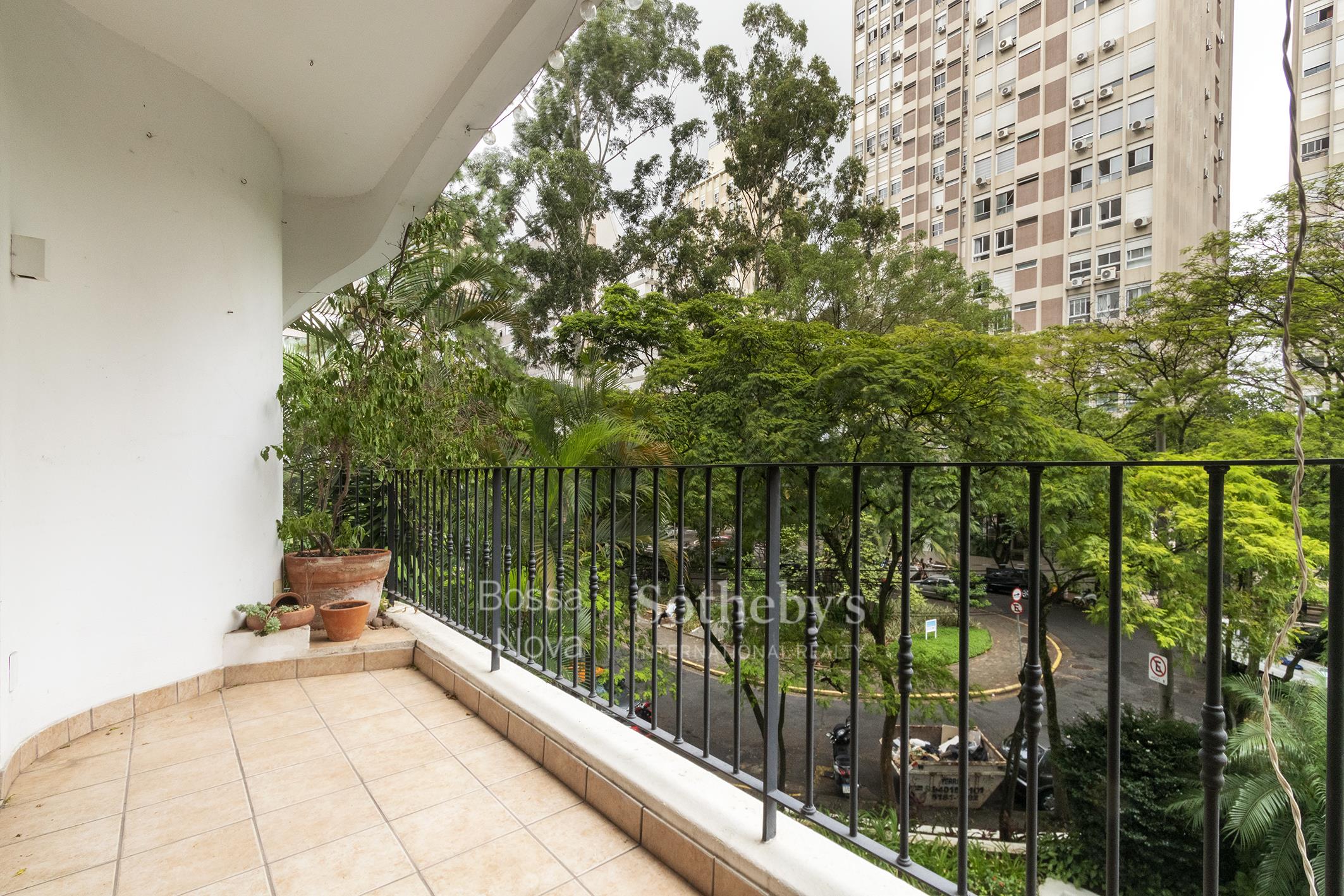 Apartamento com vista para a Praça Germânia próximo ao Clube Pinheiros