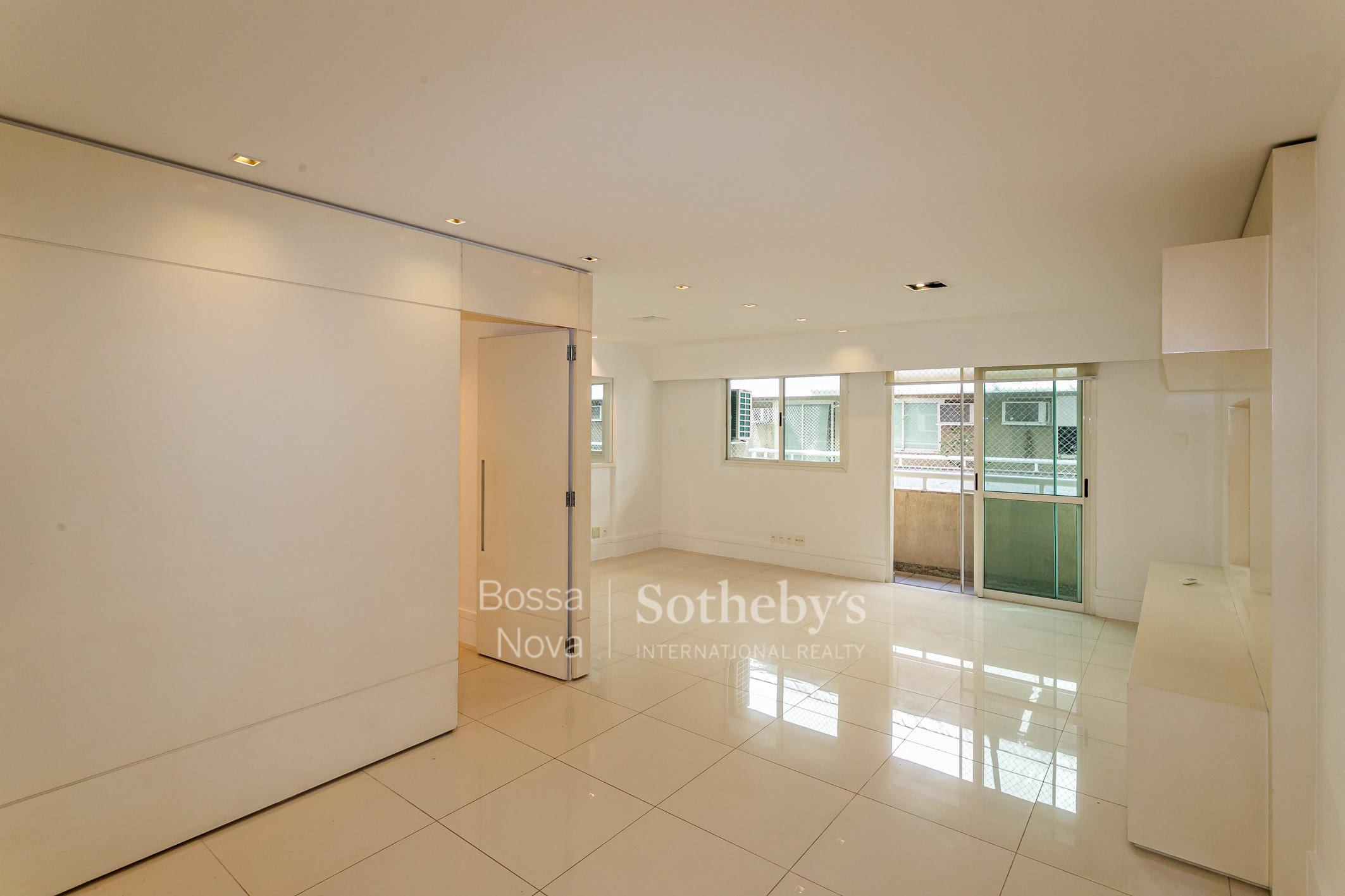 Apartamento reformado com sacada e lazer completo na Lagoa