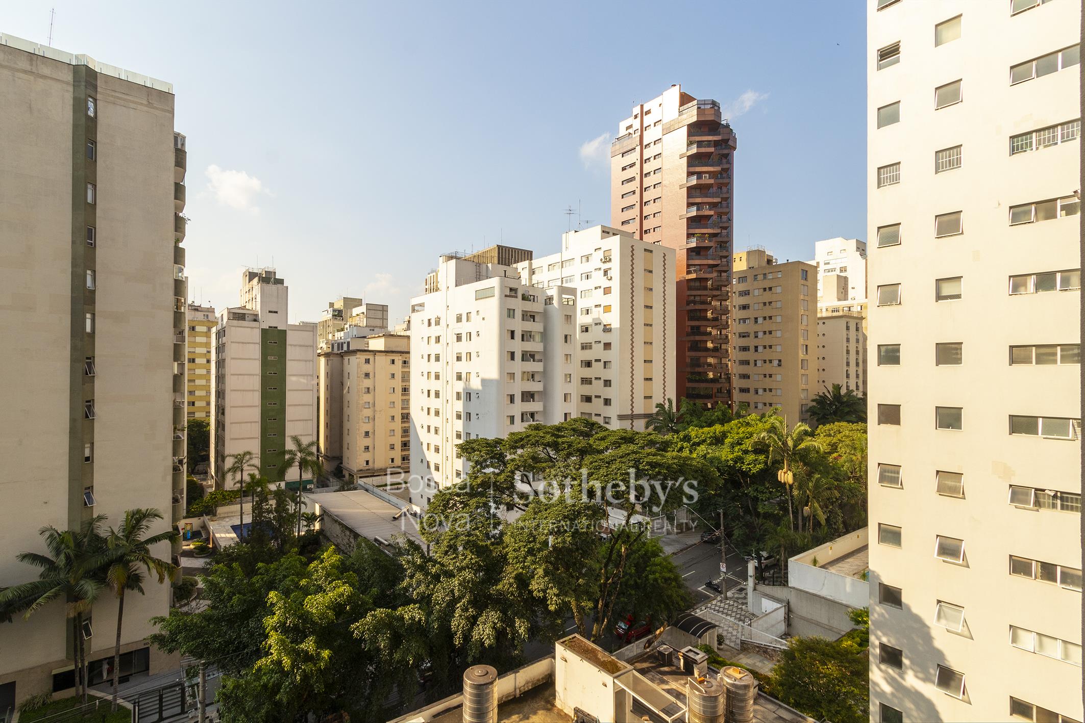 Apartamento com planta ampla e lazer em rua estratégica do Itaim