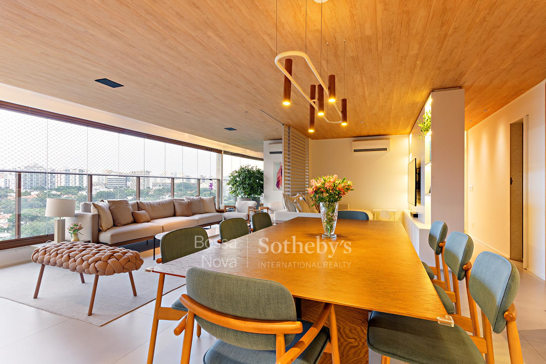 Apartamento com ambientes integrados e iluminação natural no Campo Belo