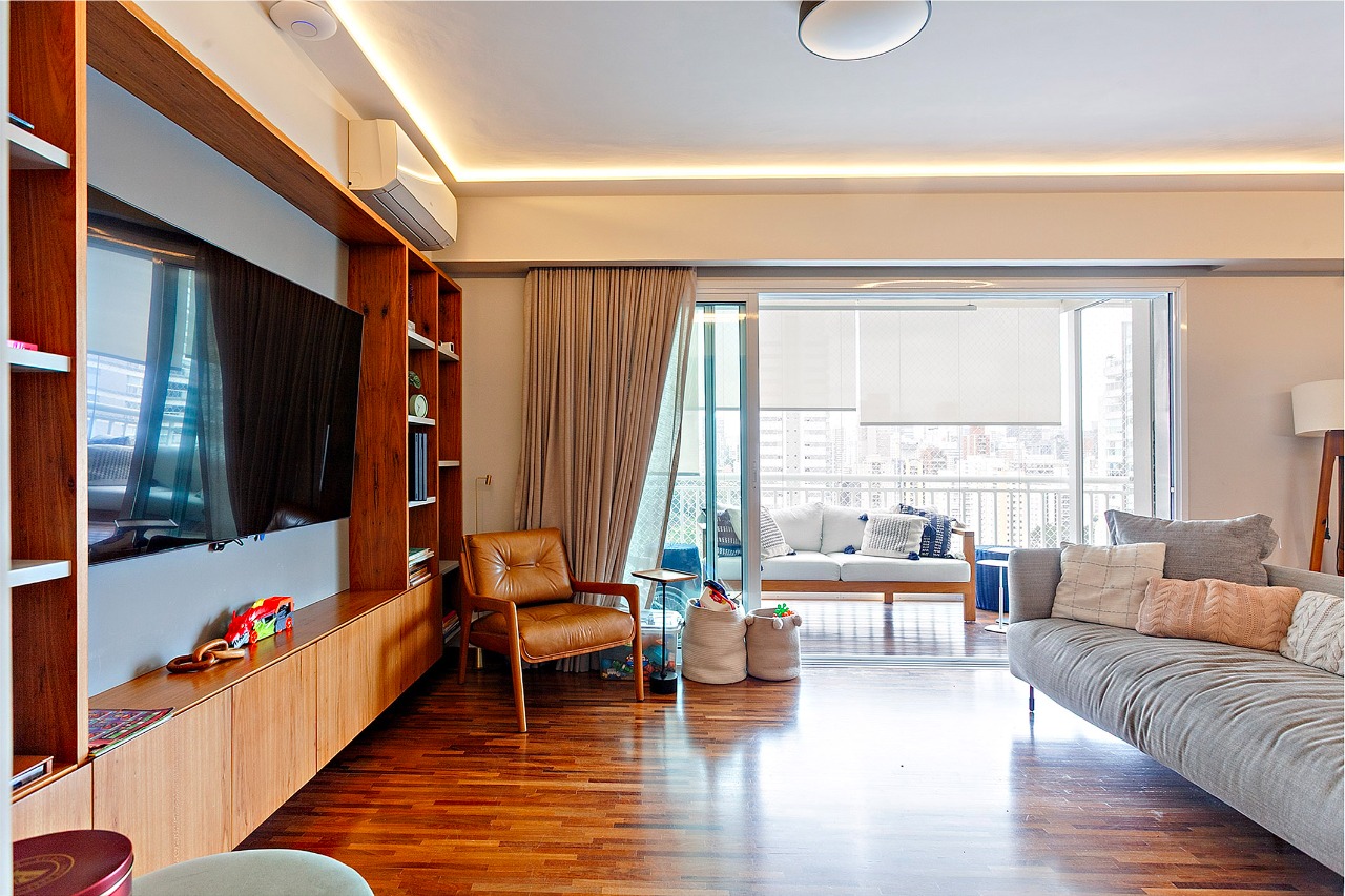 Apartamento aconchegante com varanda e excelente infraestrutura.