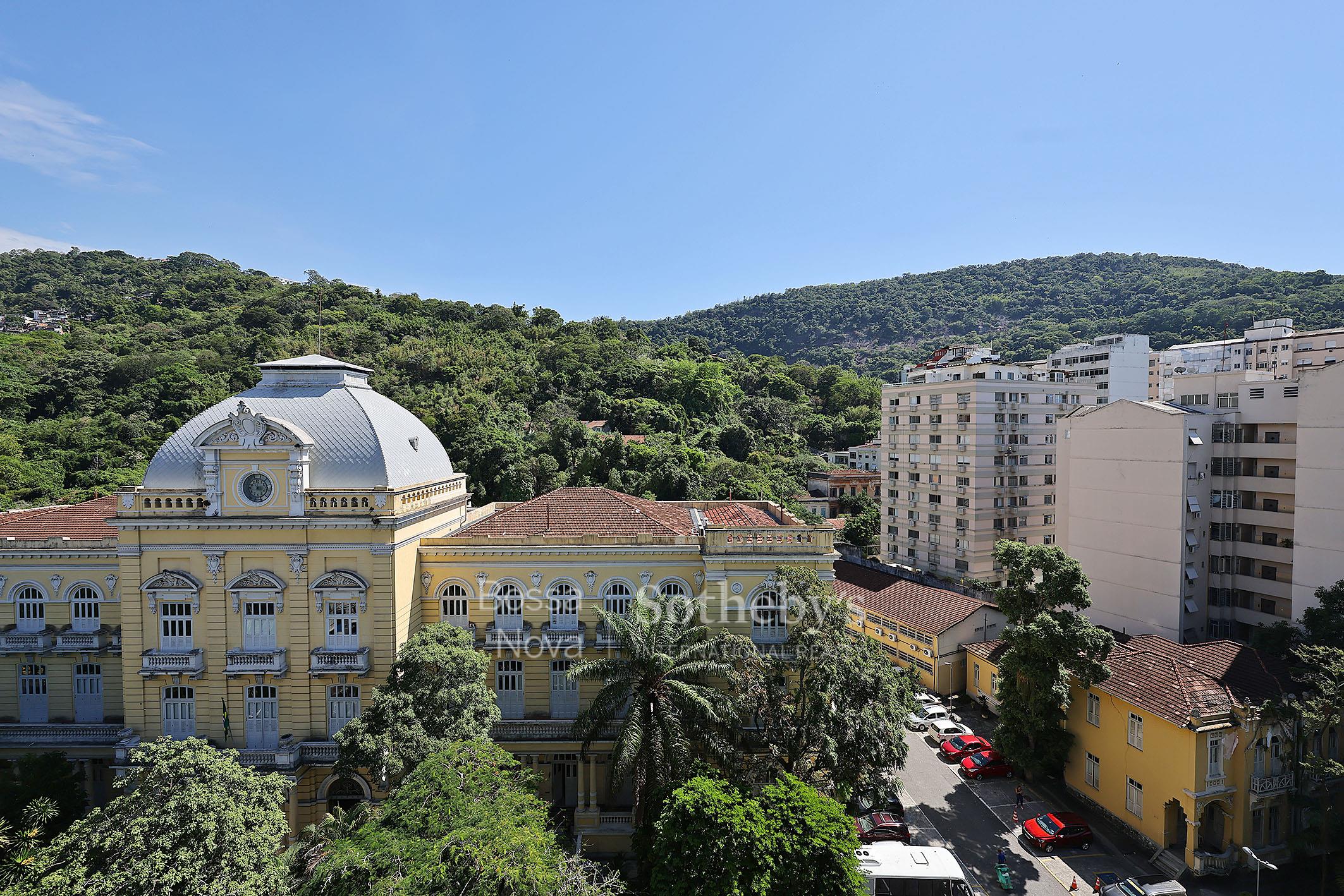 Vista para o Cristo, dois terraços e planta generosa em cobertura em Laranjeiras