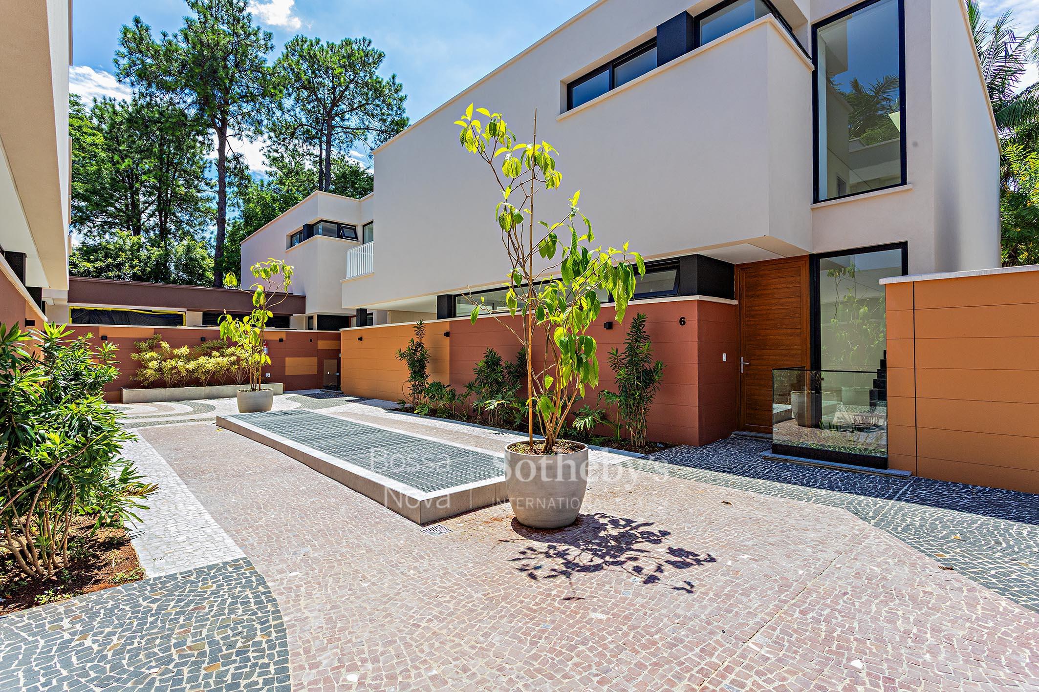 Casa em condomínio próxima ao Parque Cordeiro, com jardim, piscina, churrasqueira e bem iluminada
