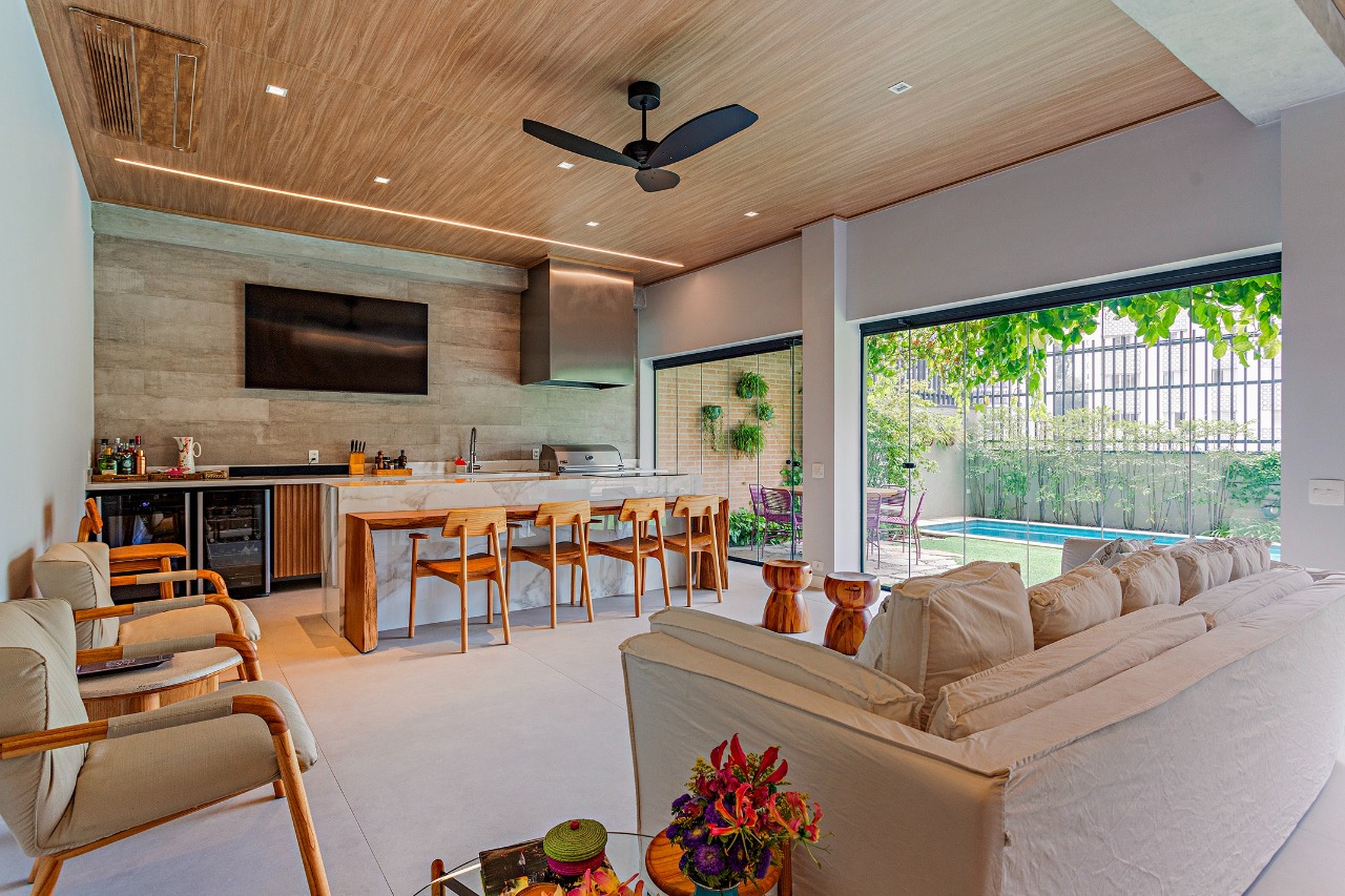 Casa em condomínio fechado com espaço gourmet e piscina