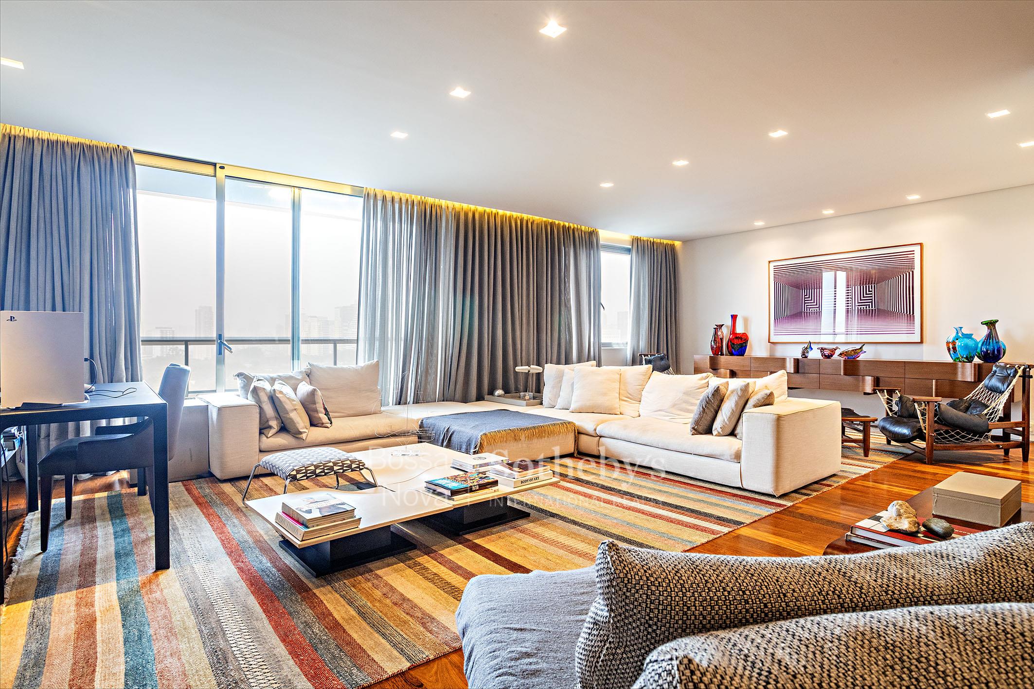 Apartamento reformado com terraço e vista para o Jardim Europa