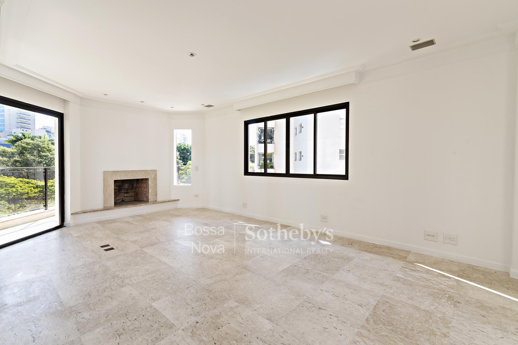 Apartamento reformado com vista para o verde próximo ao Clube Pinheiros