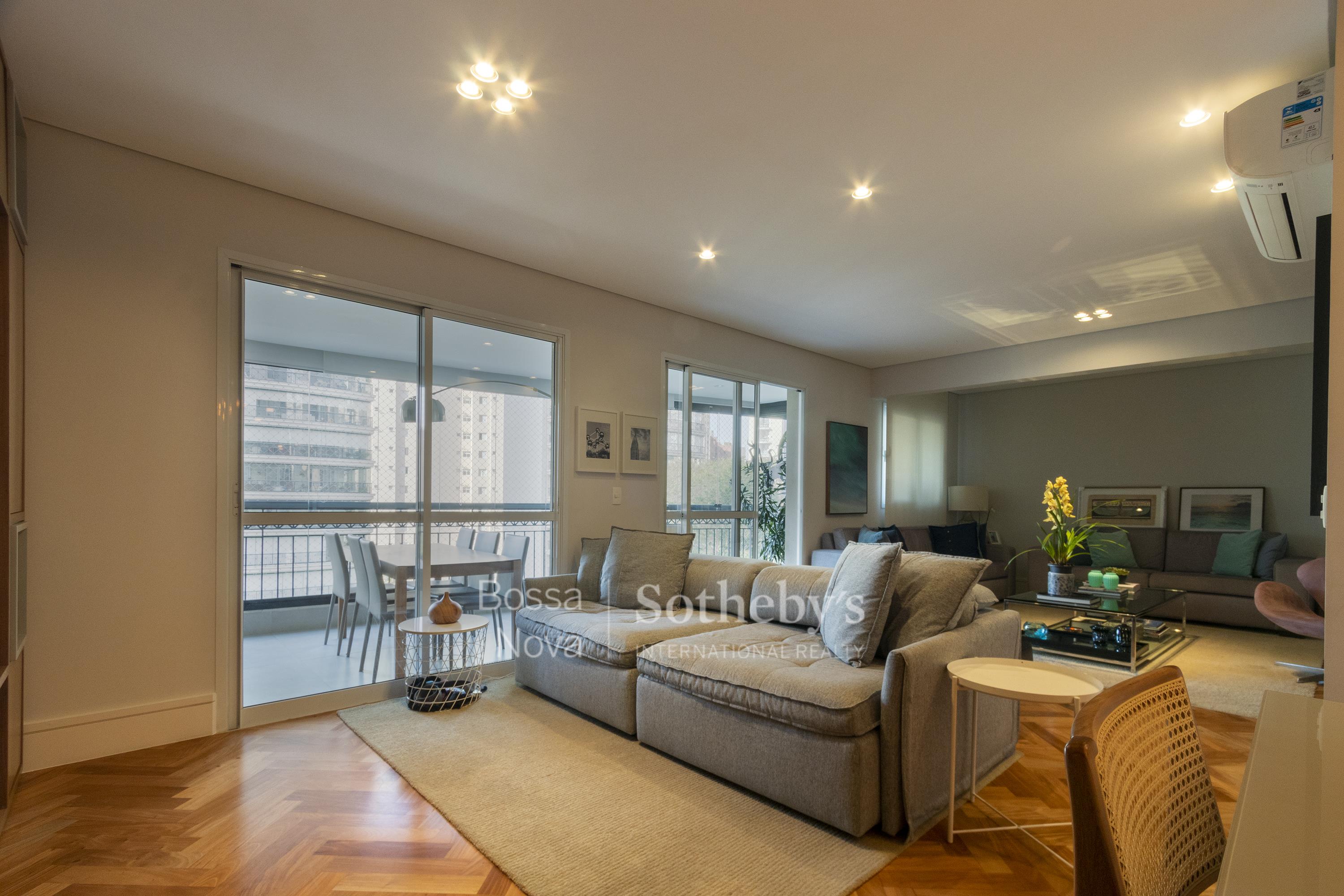 Apartamento reformado com varanda gourmet em localização privilegiada em Moema