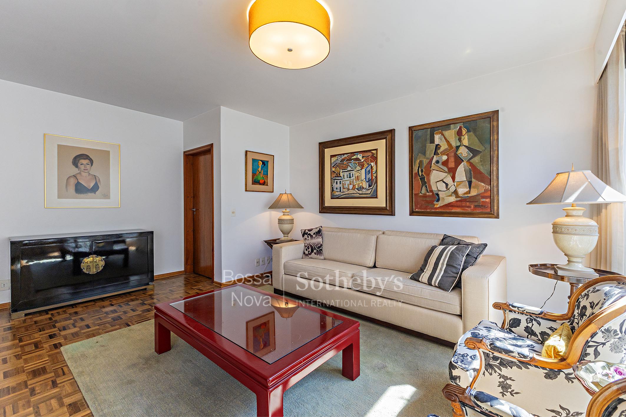 Apartamento em andar alto com janelas amplas no Jardim Europa