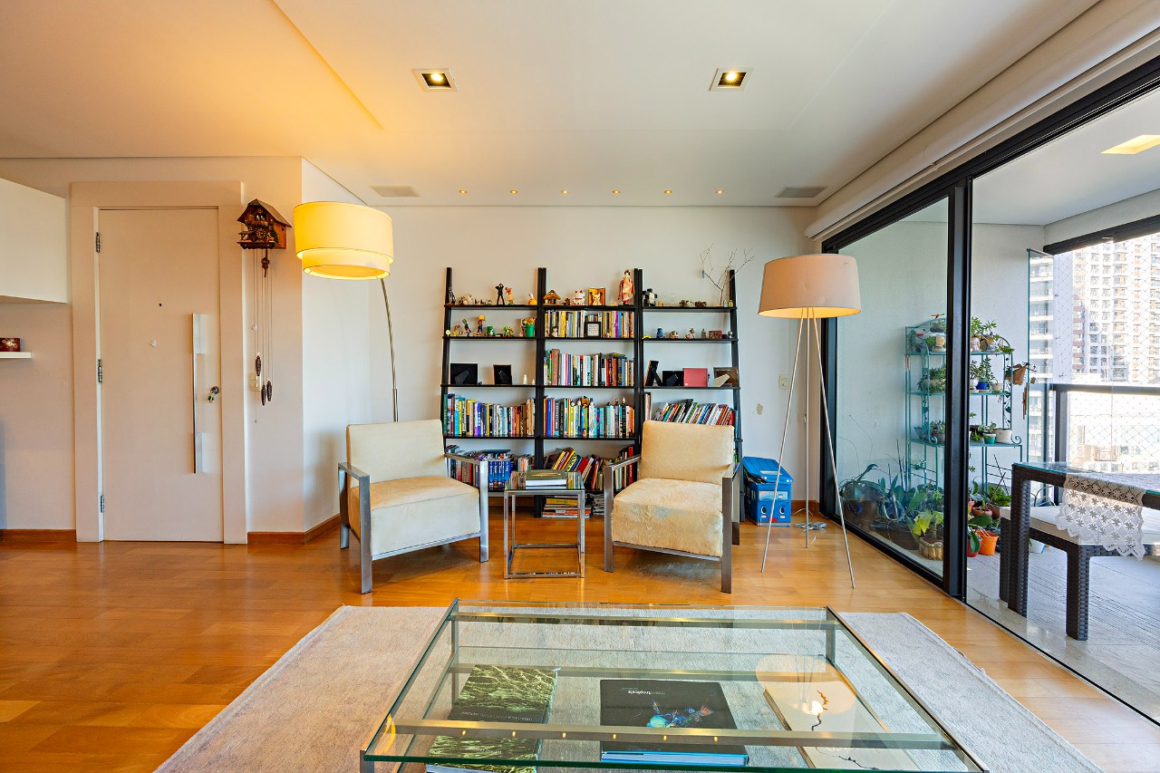 Apartamento reformado à venda na Vila Nova Conceição