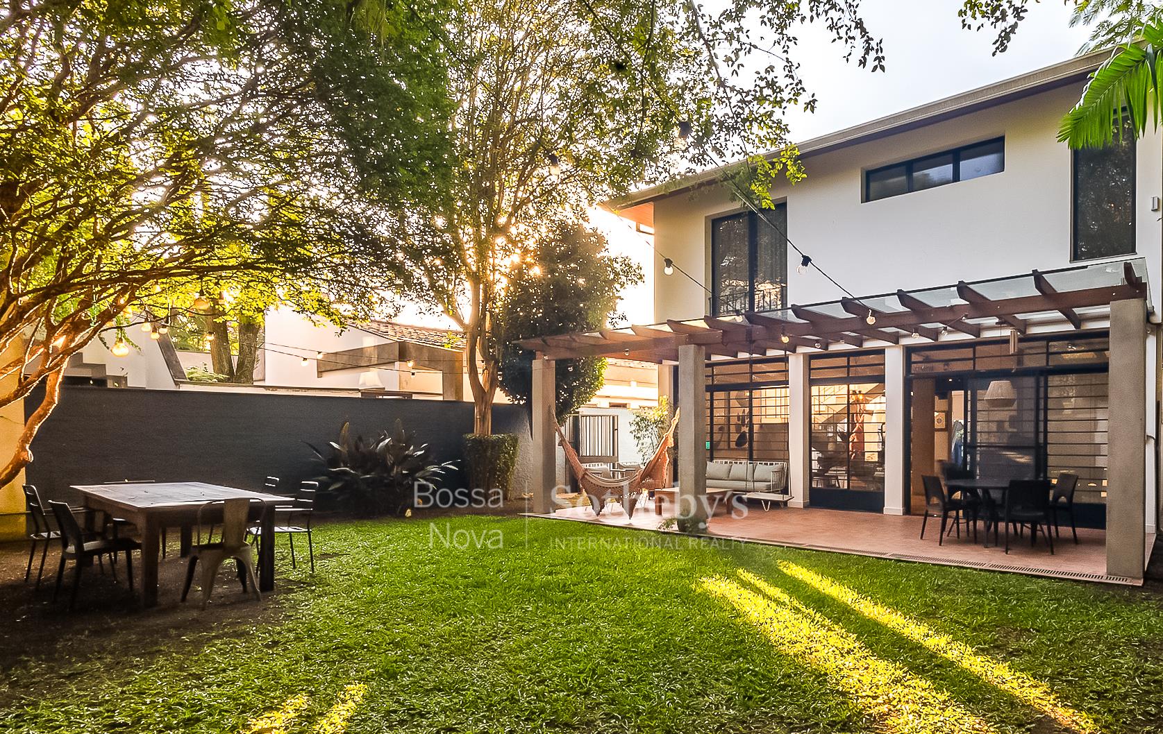 Casa com elementos arquitetônicos originais e integração ao jardim