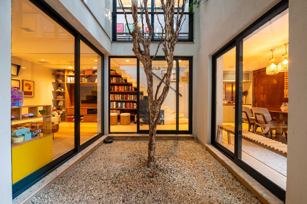 Uma casa de vila com alma, estilo e uma jabuticabeira no centro está te esperandona Vila Olímpia