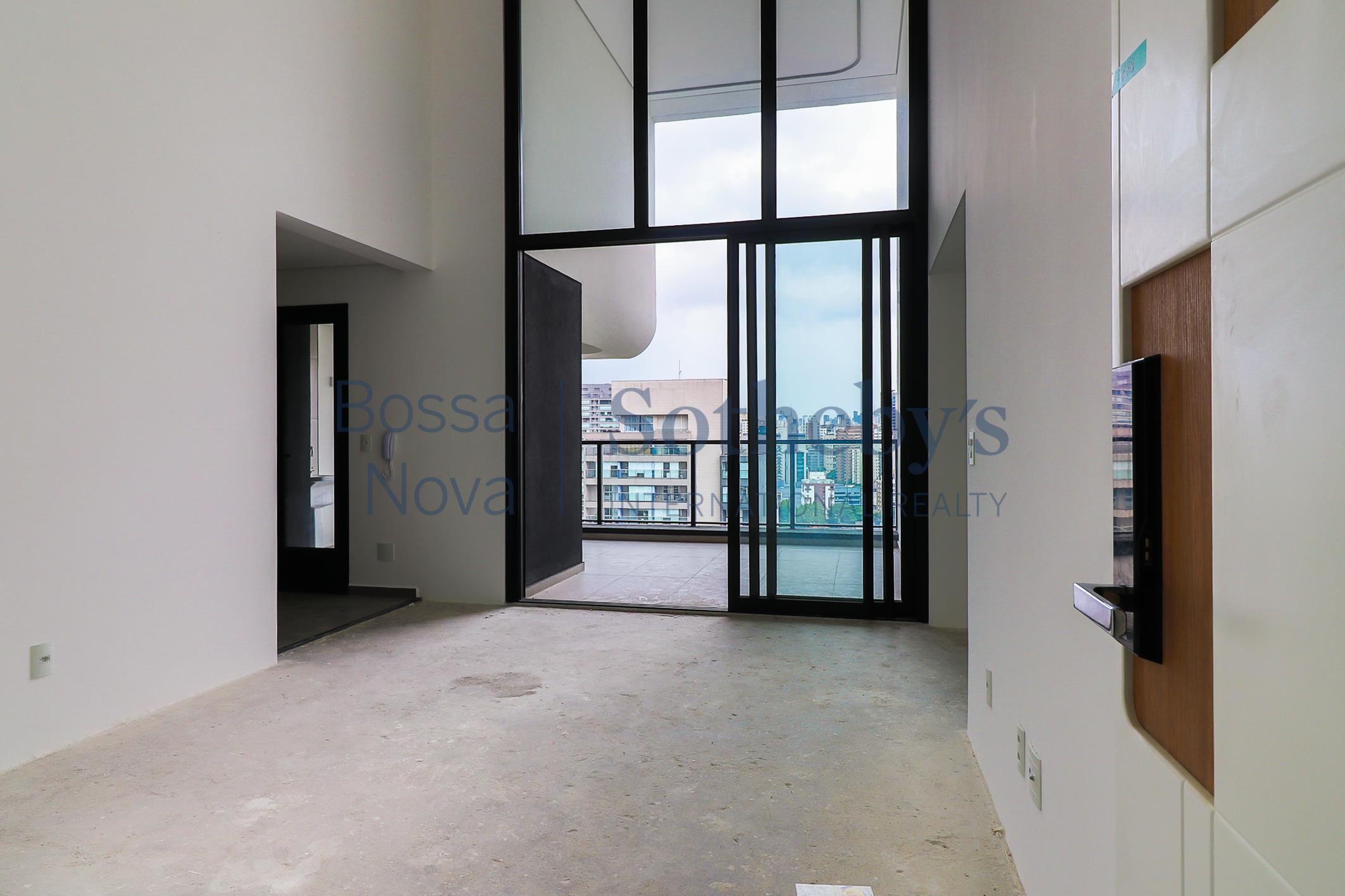Apartamento com pé-direito duplo em localização estratégica
