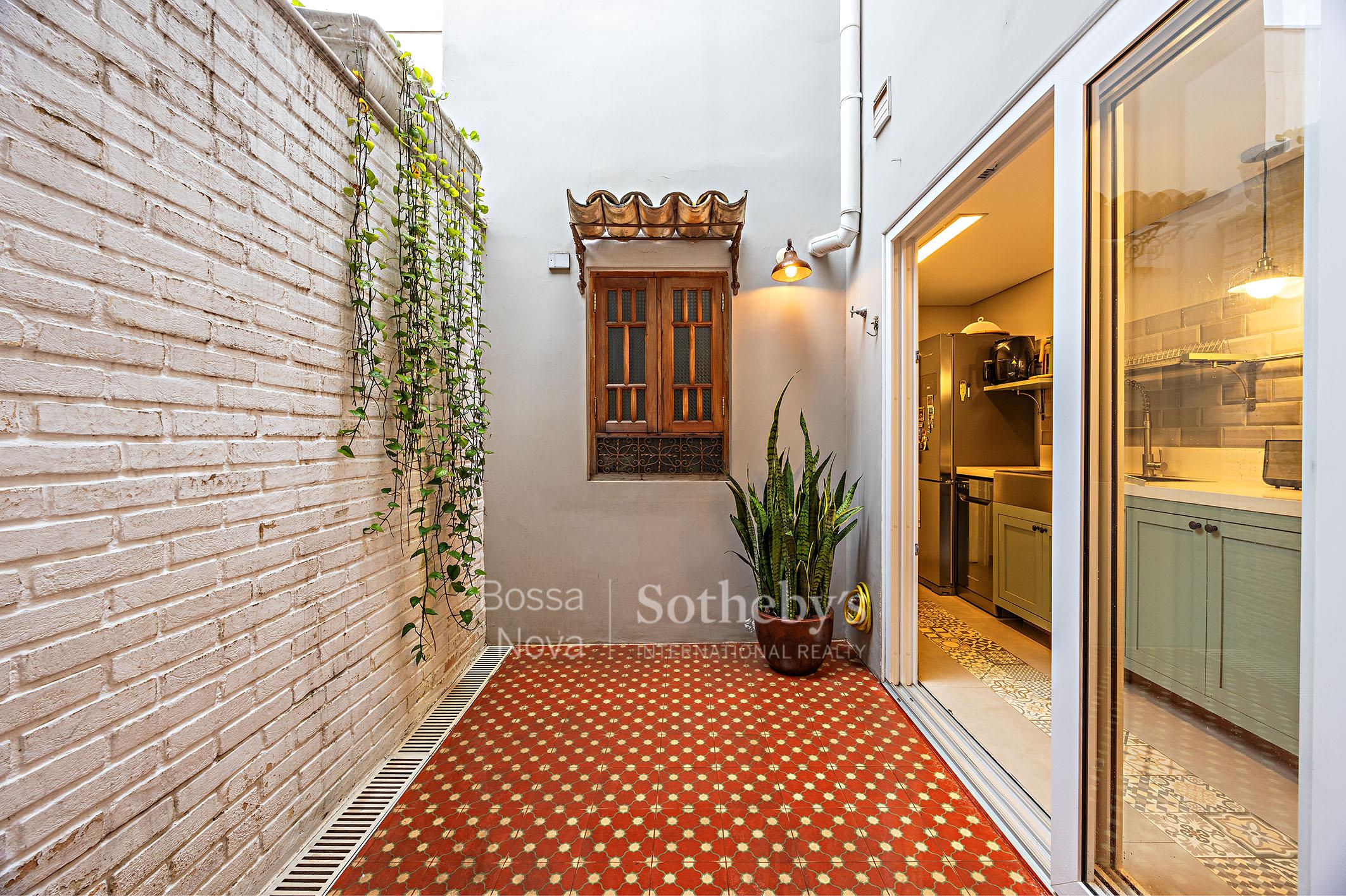Casa de vila reformada com jardim interno e segurança próxima à Faria Lima