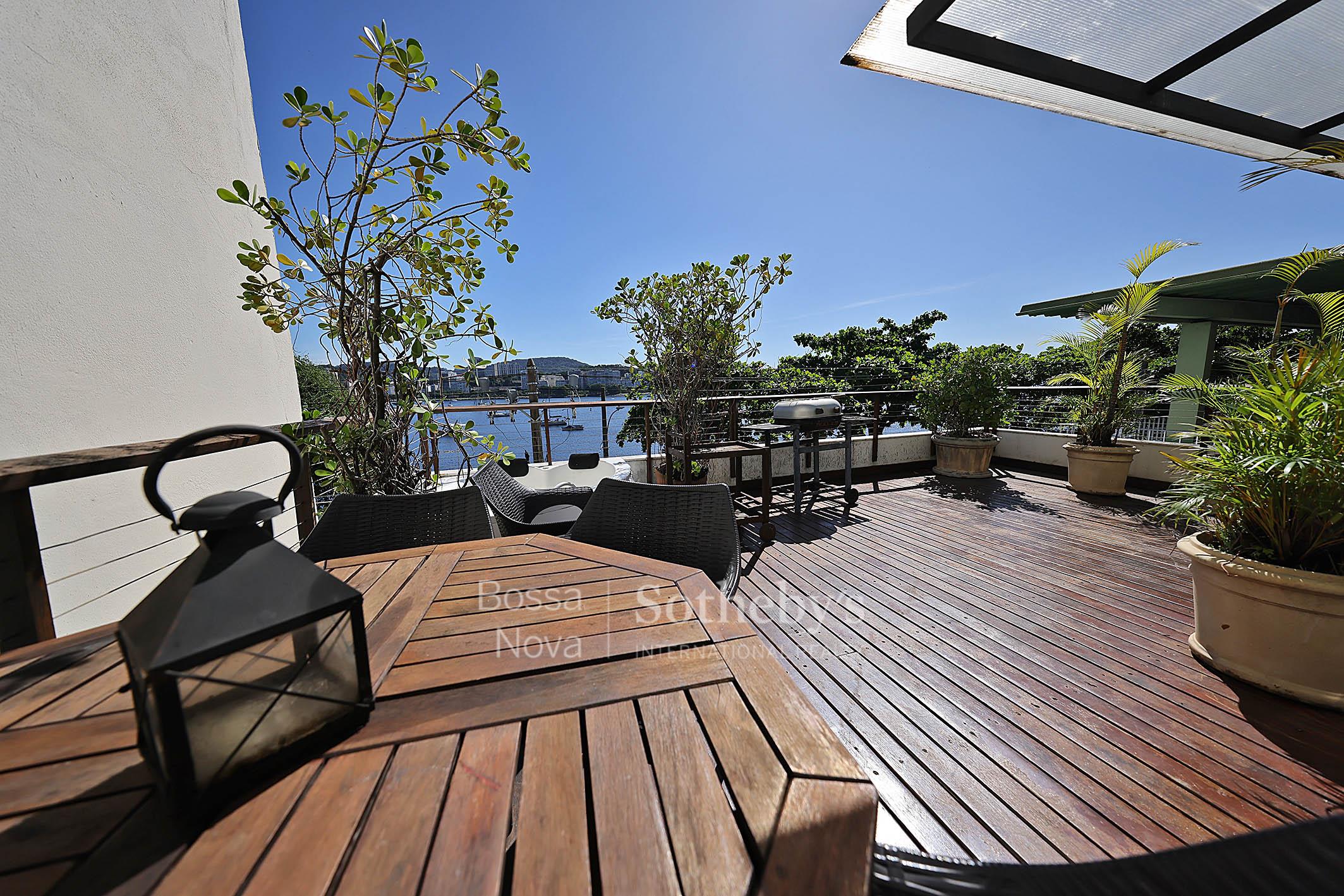 Casa com vista para o mar e planta circular na Urca