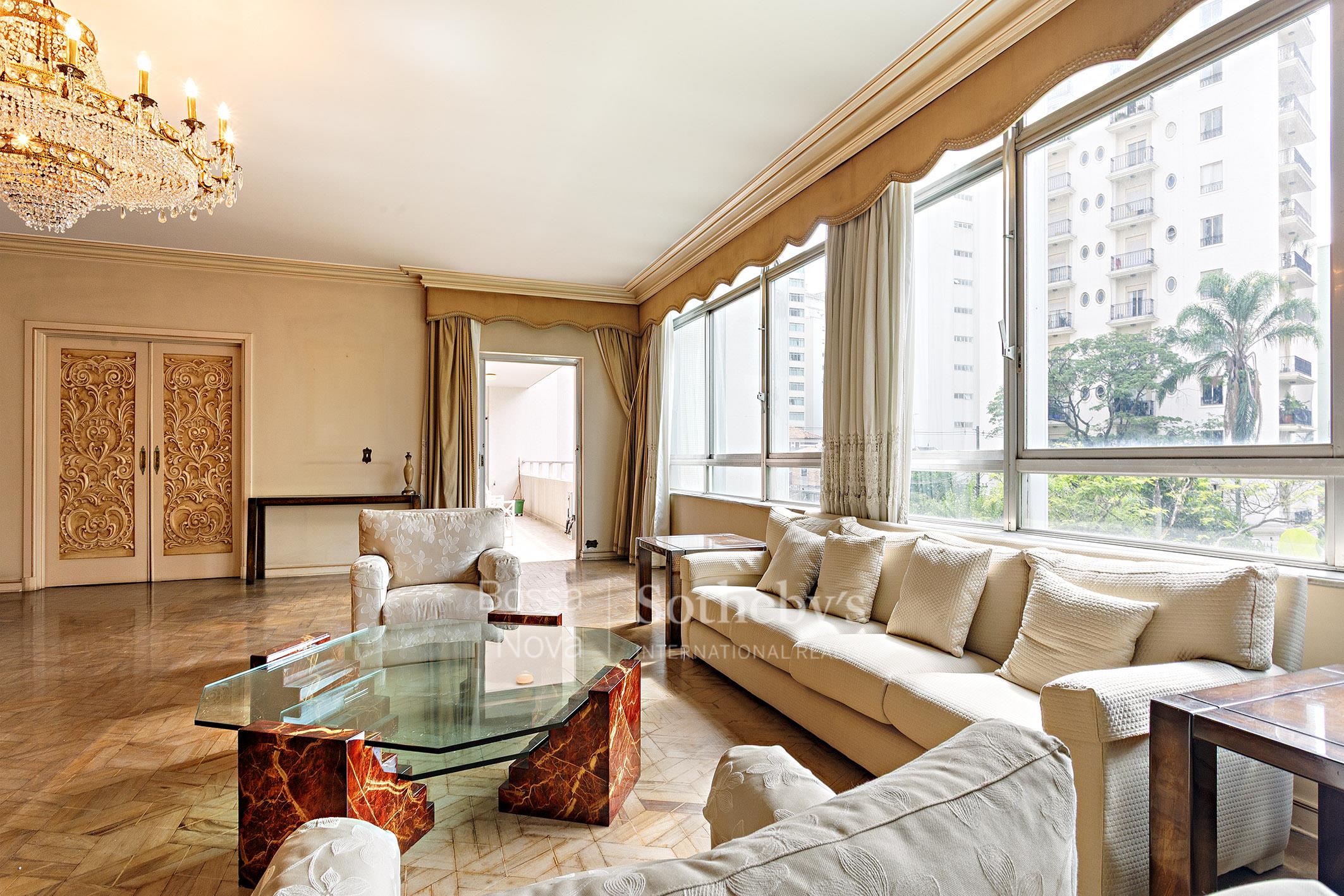 Apartamento amplo em edifício modernista restaurado em Higienópolis