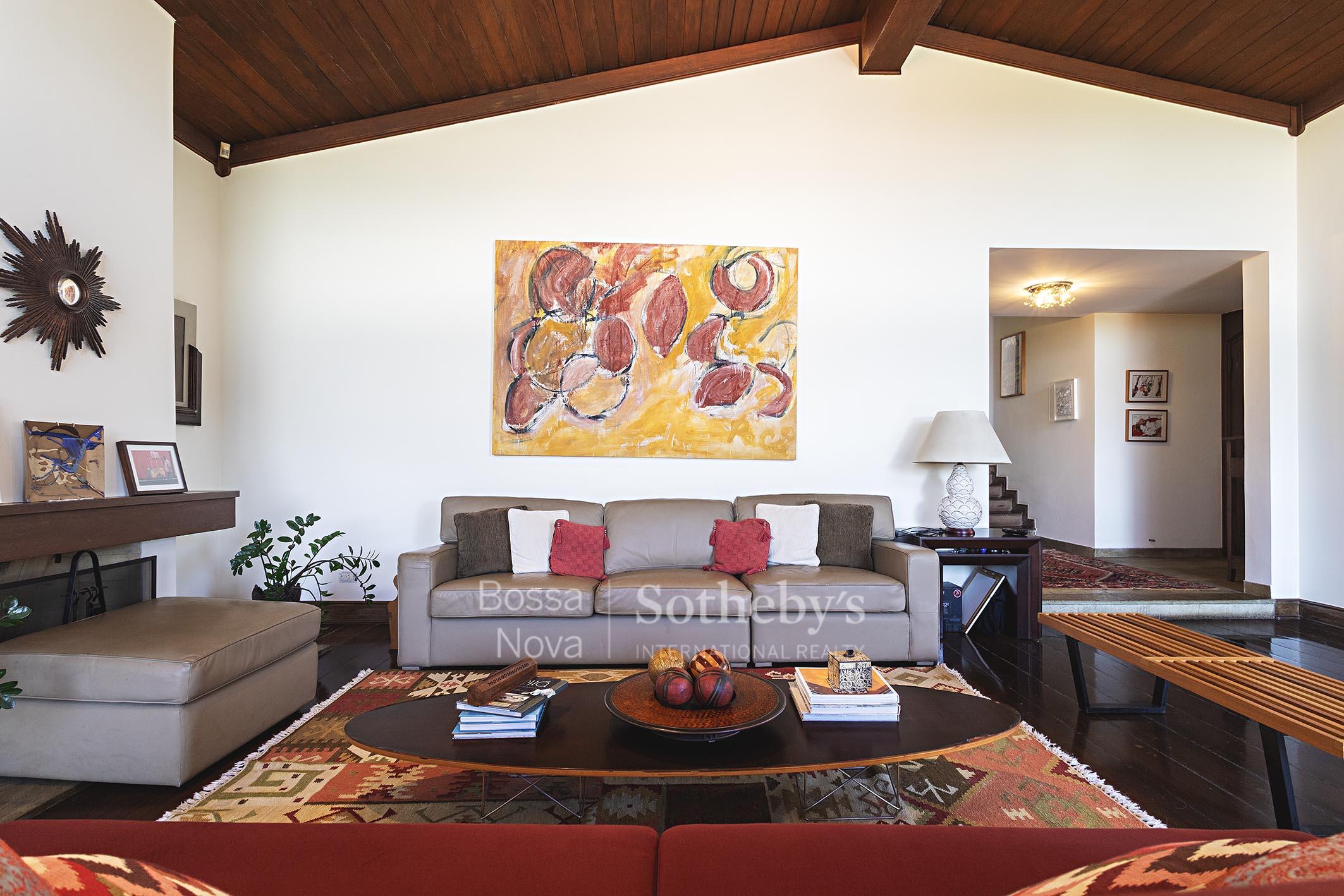 Casa com vista aberta e área de lazer integrada ao jardim