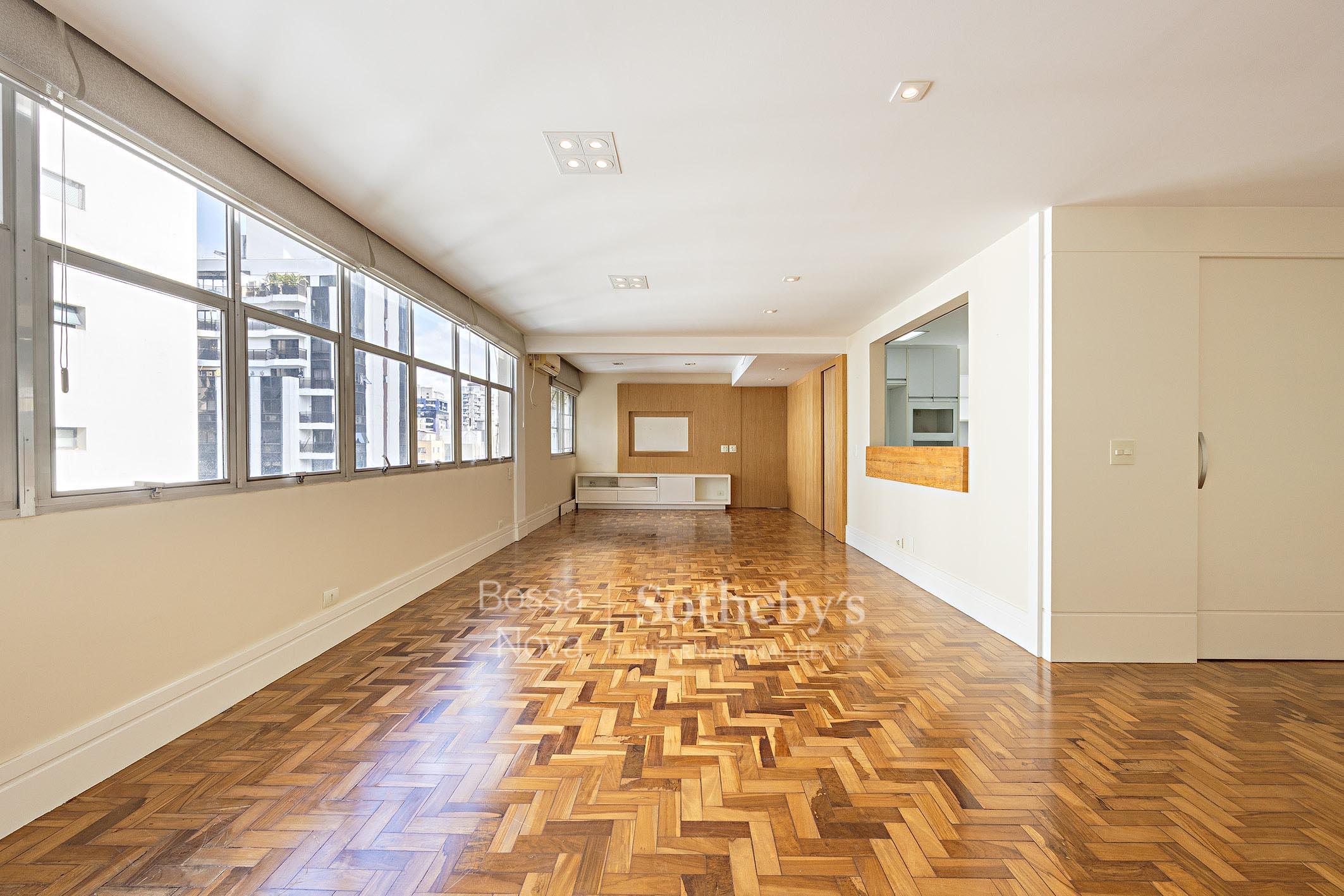 Apartamento reformado com living ampliado