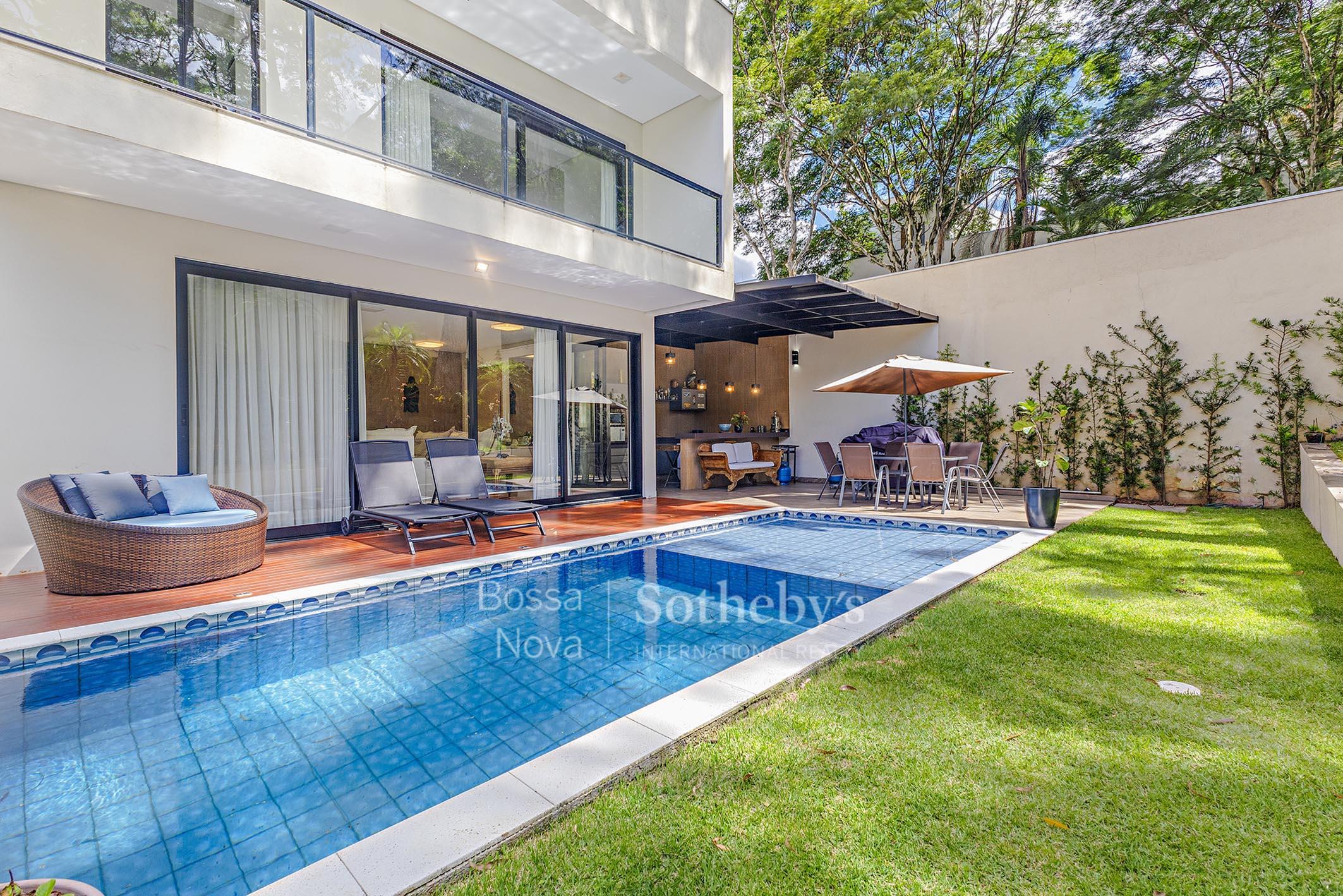 Casa em condomínio exclusivo com espaço gourmet e piscina
