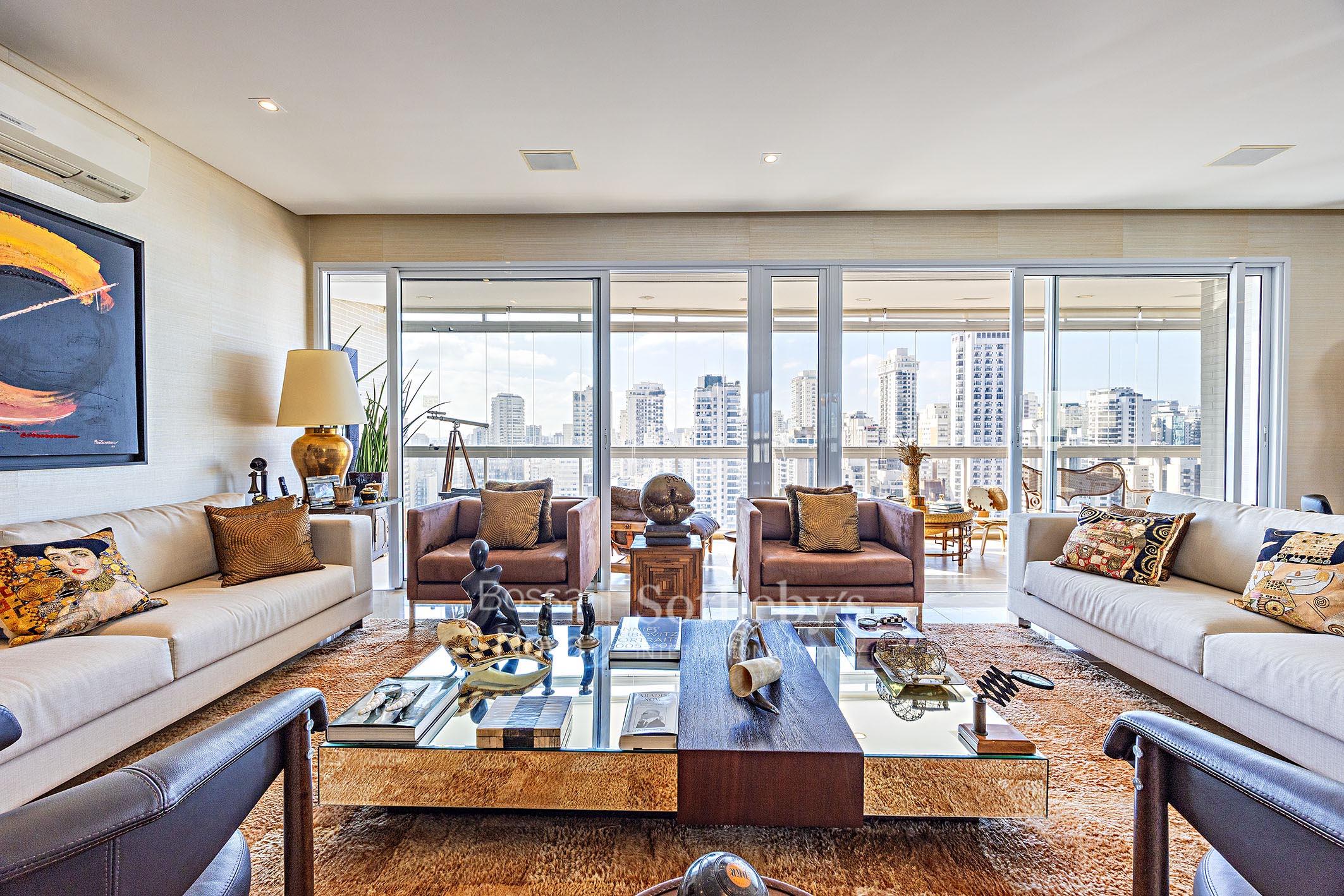 Vista para o skyline, varandas integradas e living espaçoso em localização cobiçada