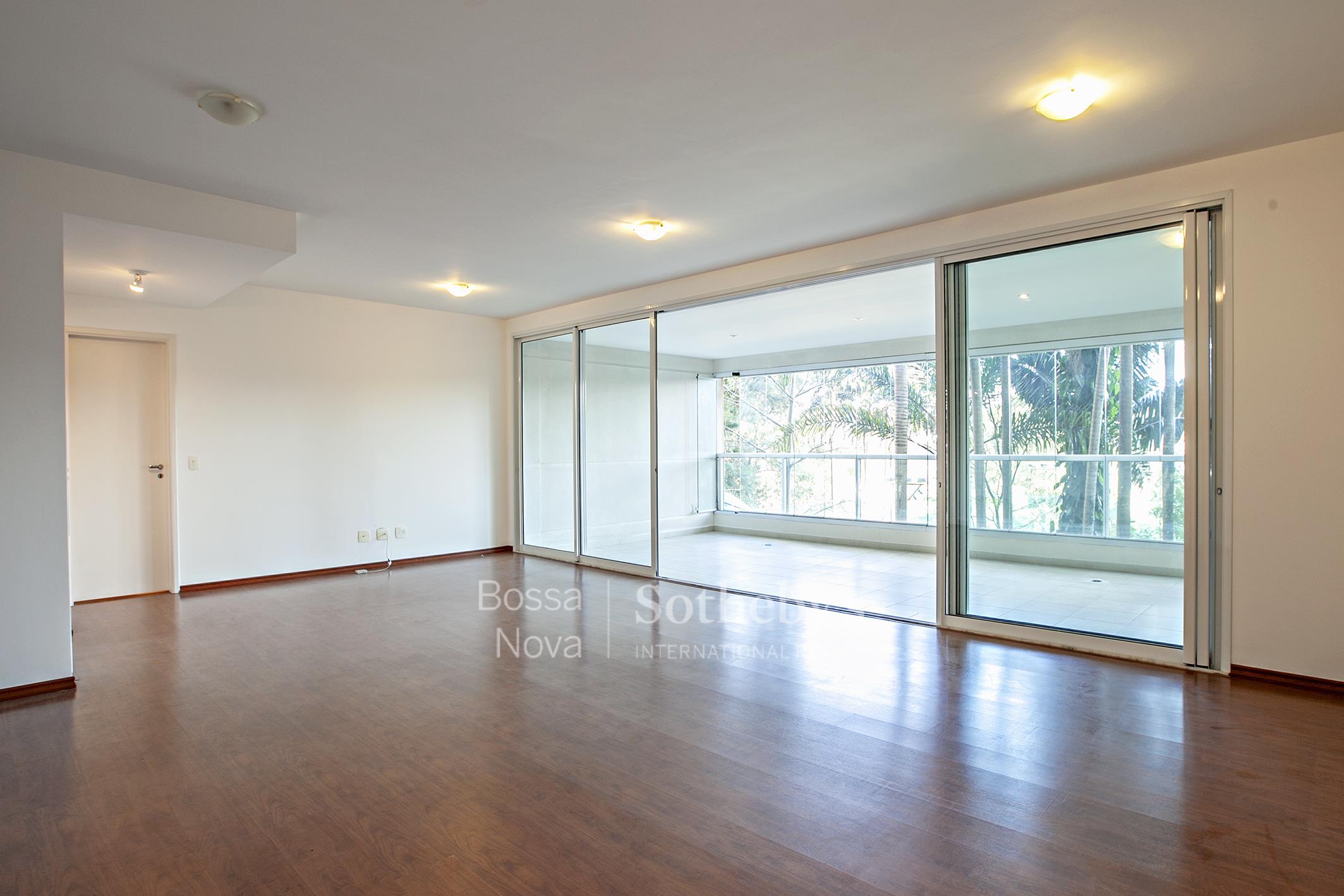 Apartamento com varanda e lazer completo em região com ampla oferta de serviços